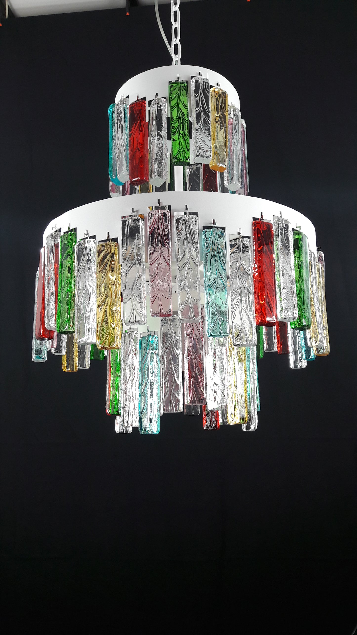 Lampadario Murano con Vetri di Murano fatti a mano e multicolore. Ispirato alla famosa maschera veneziana carnevalesca di arlecchino. Made in Venice,Italy