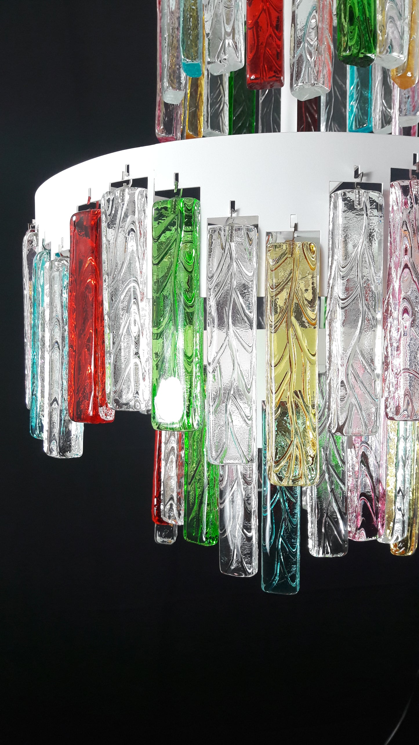 Lampadario Murano con Vetri di Murano fatti a mano e multicolore. Ispirato alla famosa maschera veneziana carnevalesca di arlecchino. Made in Venice,Italy