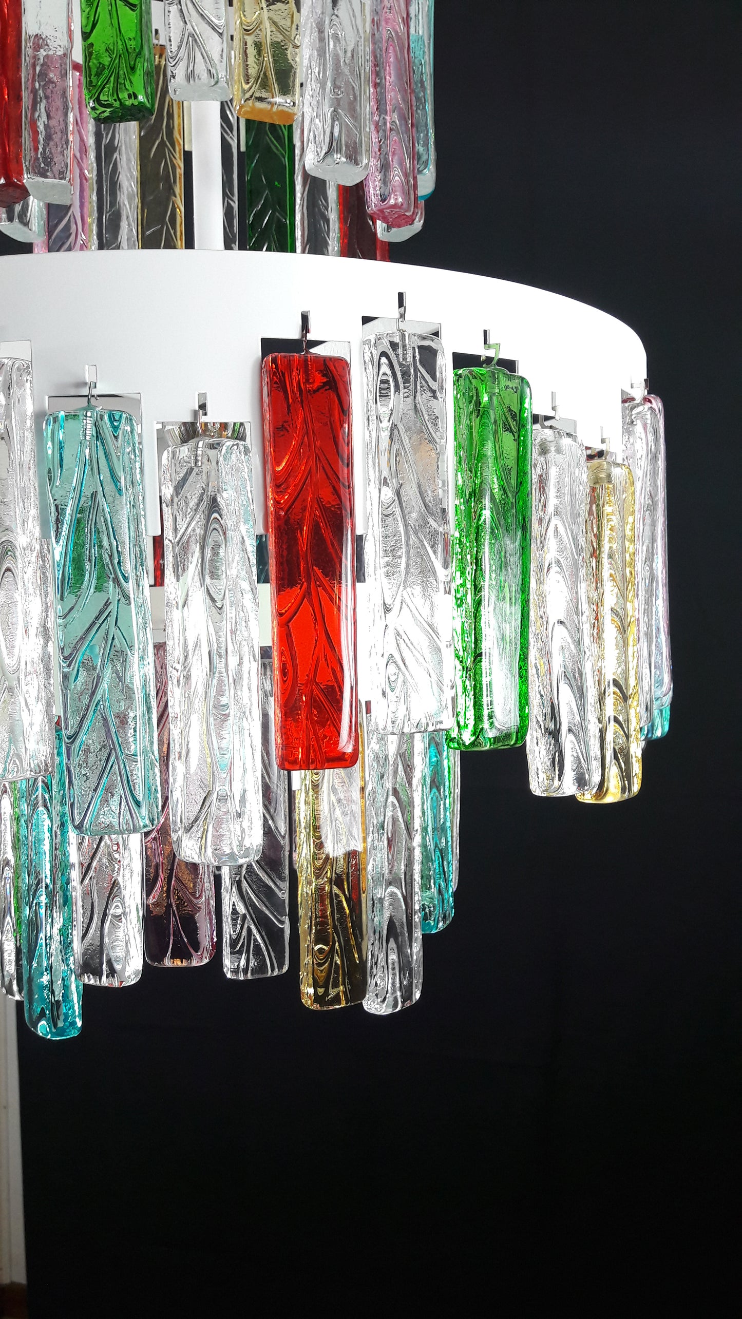 Lampadario Murano con Vetri di Murano fatti a mano e multicolore. Ispirato alla famosa maschera veneziana carnevalesca di arlecchino. Made in Venice,Italy