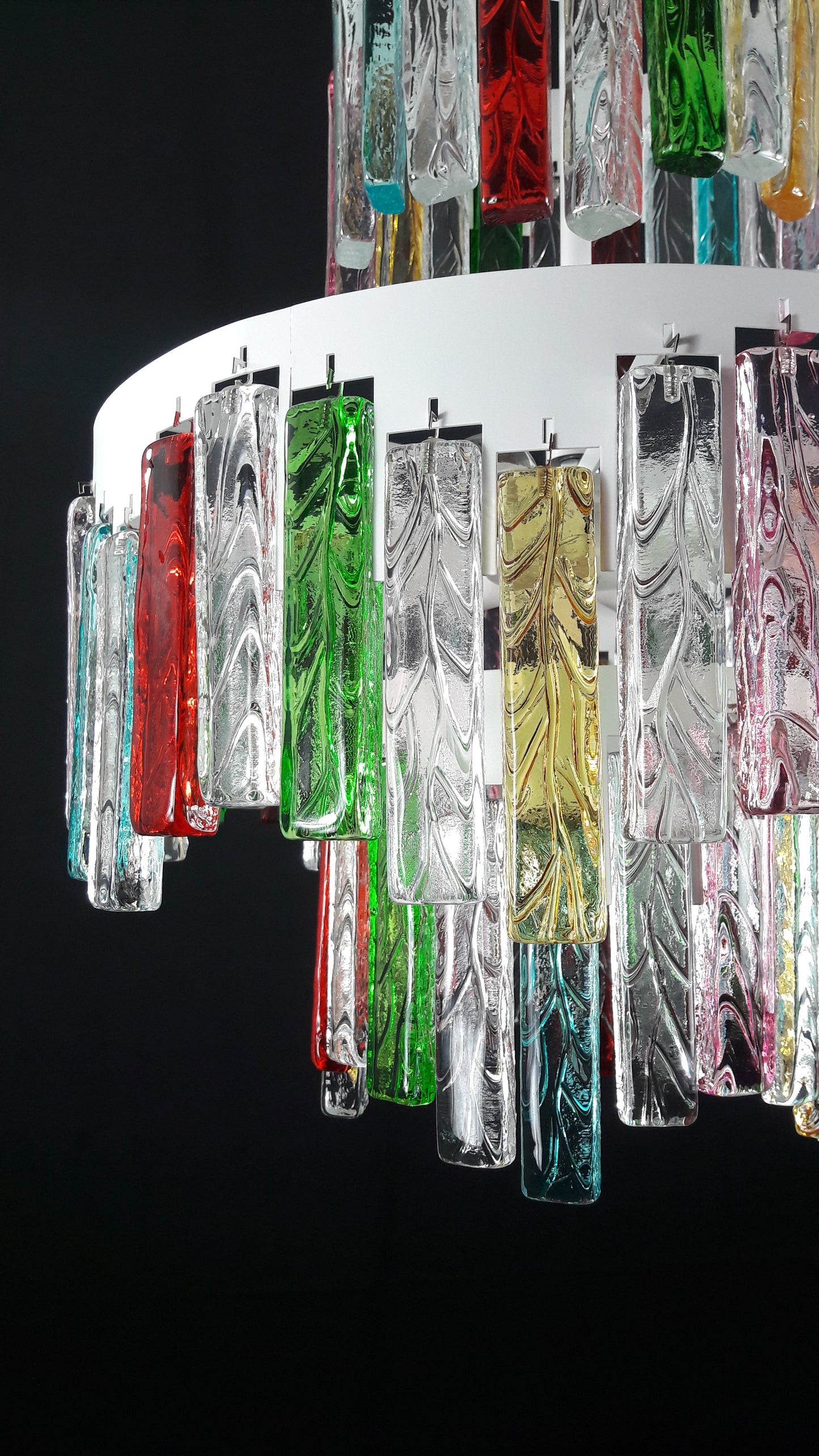 Lampadario Murano con Vetri di Murano fatti a mano e multicolore. Ispirato alla famosa maschera veneziana carnevalesca di arlecchino. Made in Venice,Italy