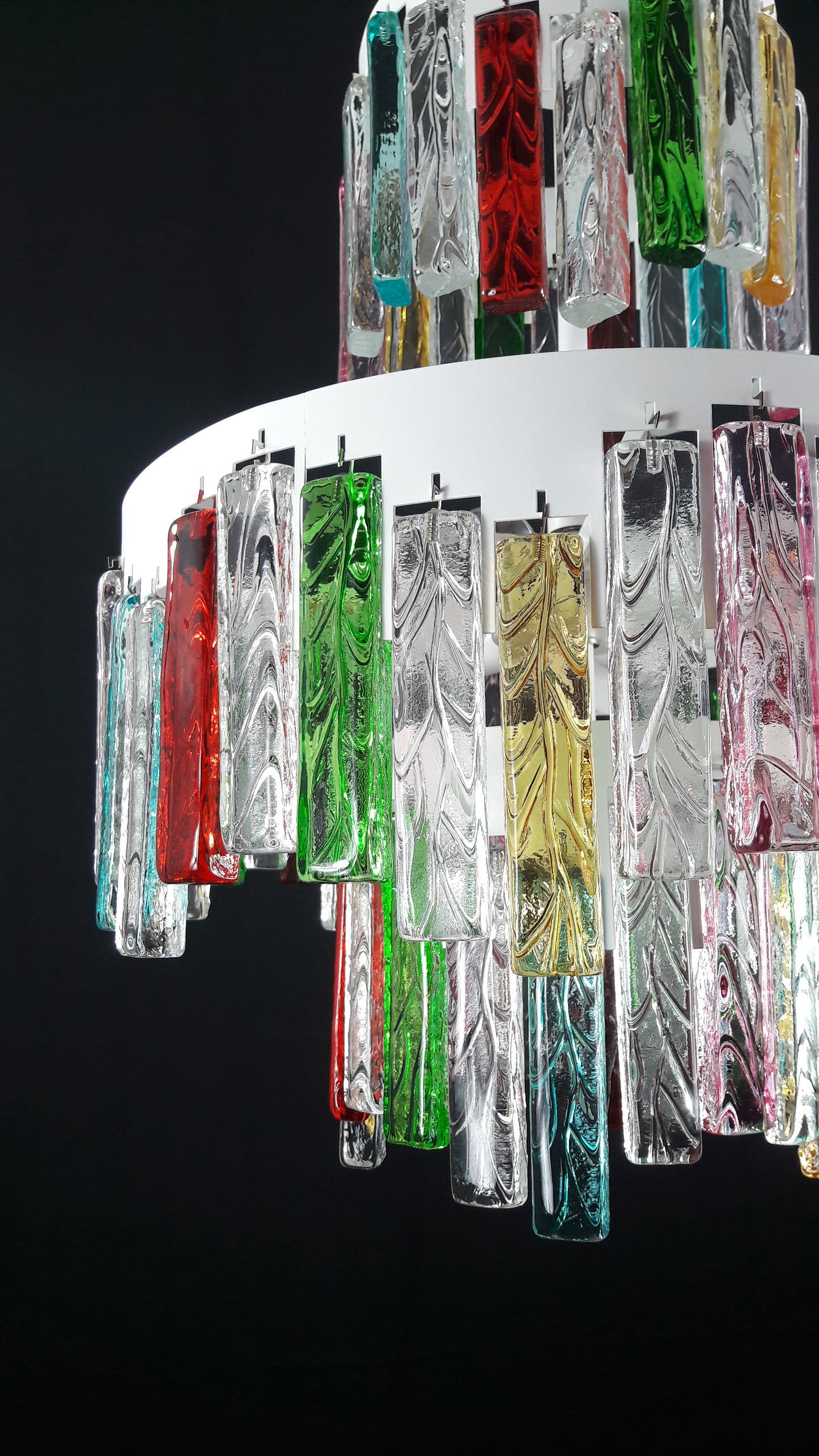 Lampadario Murano con Vetri di Murano fatti a mano e multicolore. Ispirato alla famosa maschera veneziana carnevalesca di arlecchino. Made in Venice,Italy