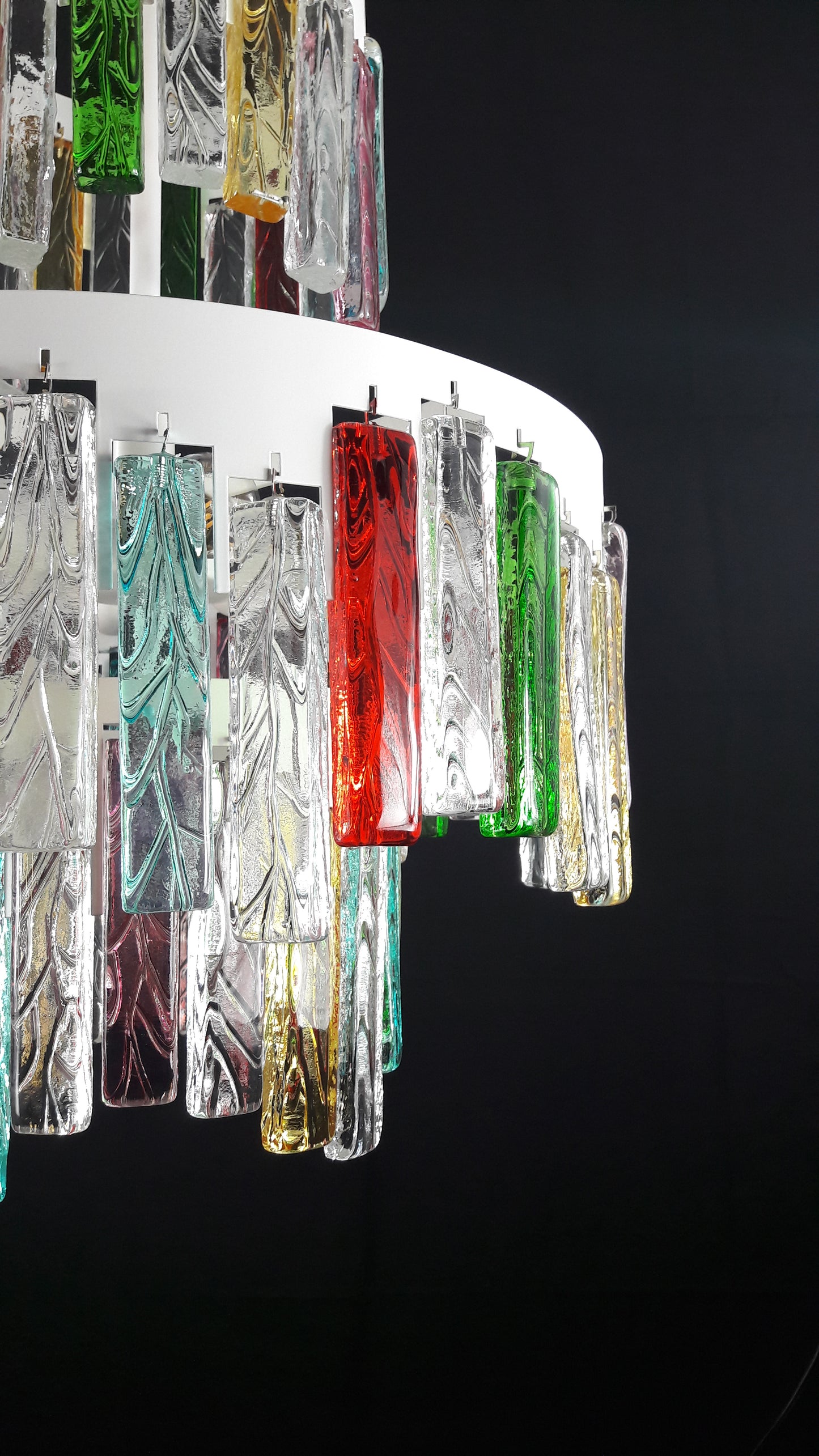 Lampadario Murano con Vetri di Murano fatti a mano e multicolore. Ispirato alla famosa maschera veneziana carnevalesca di arlecchino. Made in Venice,Italy