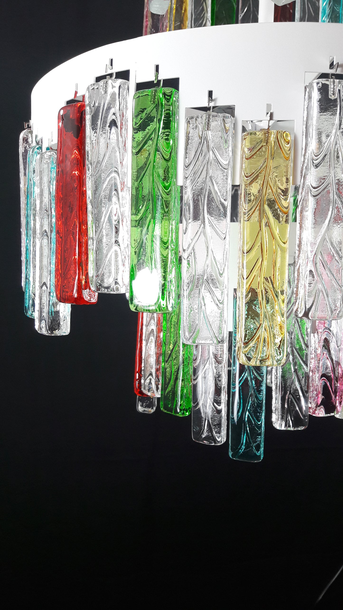 Lampadario Murano con Vetri di Murano fatti a mano e multicolore. Ispirato alla famosa maschera veneziana carnevalesca di arlecchino. Made in Venice,Italy
