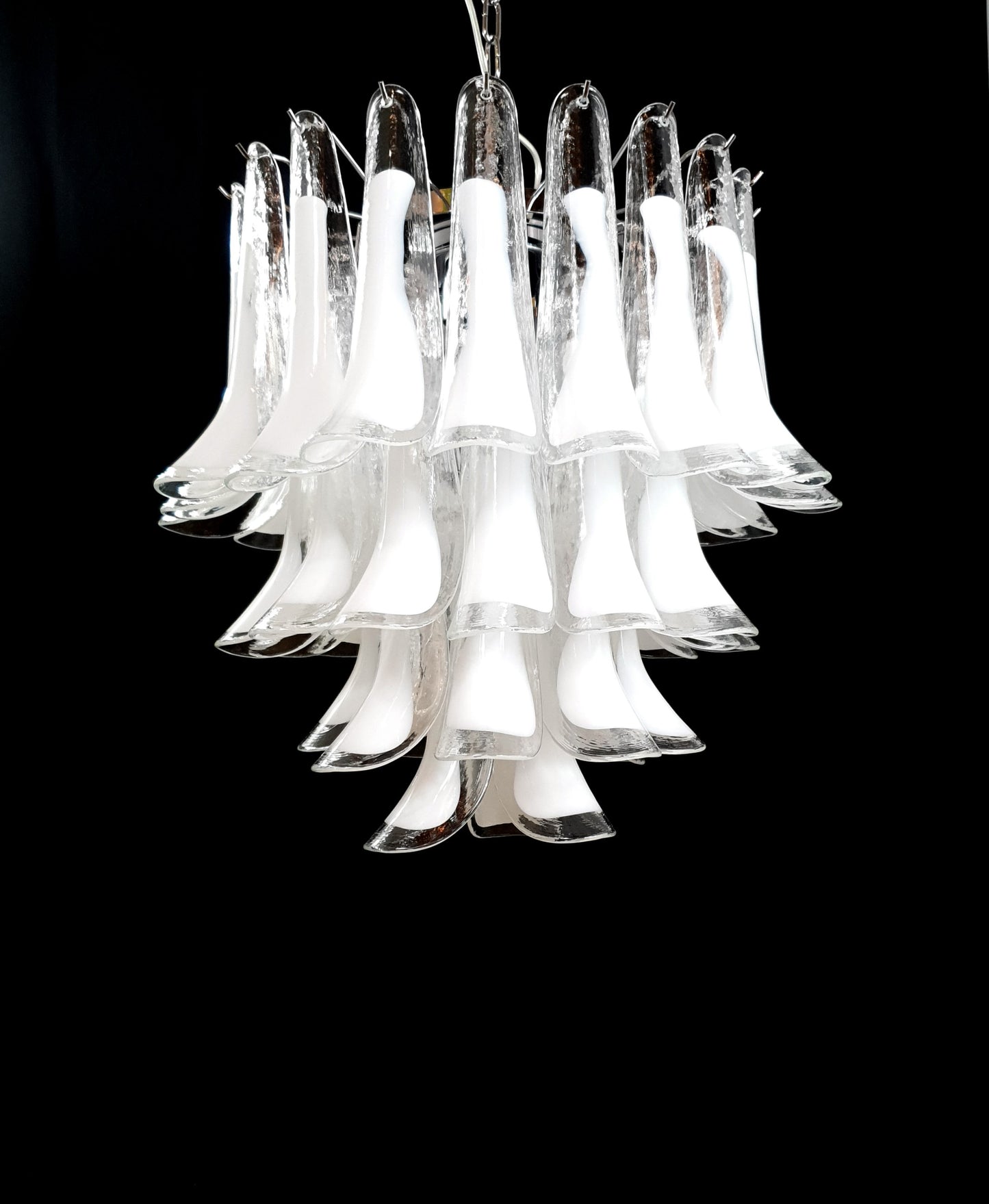 Lampadario Vintage Murano, stile Mazzega, anni'80. Vetri di Murano petali cristallo con anima bianco latte. Designed and Made in Italy.
