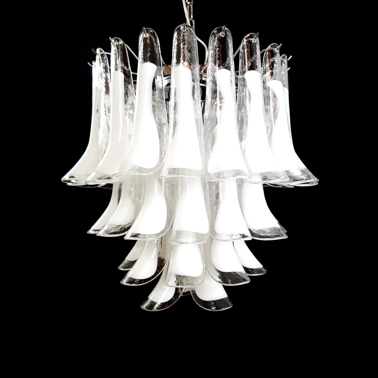 Lampadario Vintage Murano, stile Mazzega, anni'80. Vetri di Murano petali cristallo con anima bianco latte. Designed and Made in Italy.
