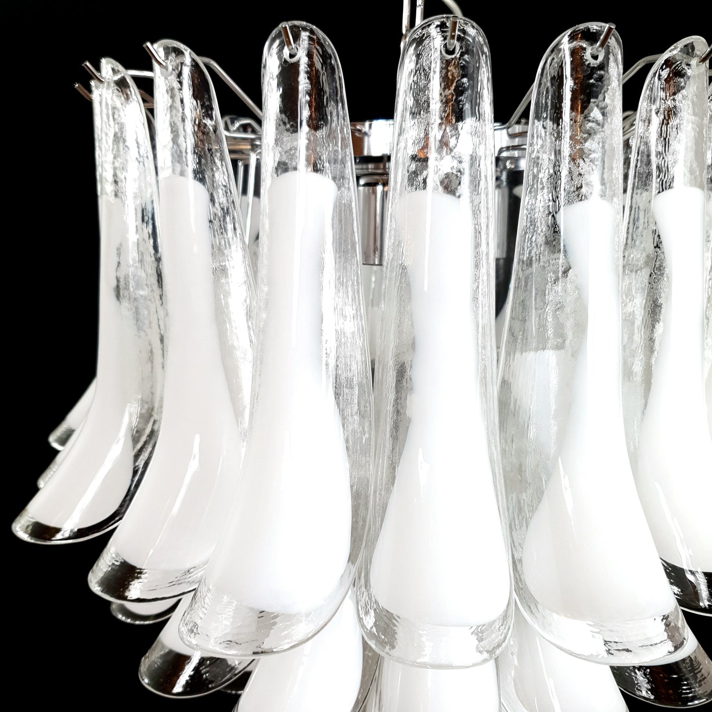 Lampadario Vintage Murano, stile Mazzega, anni'80. Vetri di Murano petali cristallo con anima bianco latte. Designed and Made in Italy.