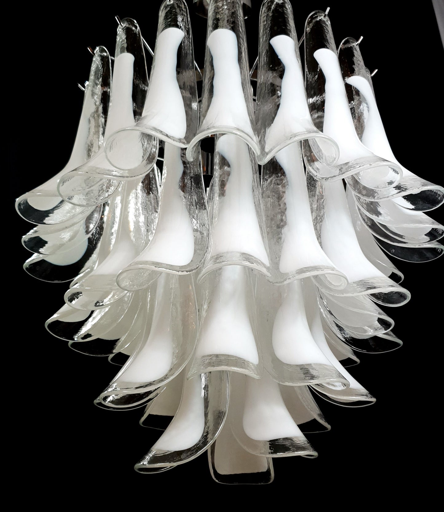 Lampadario Vintage Murano, stile Mazzega, anni'80. Vetri di Murano petali cristallo con anima bianco latte. Designed and Made in Italy.