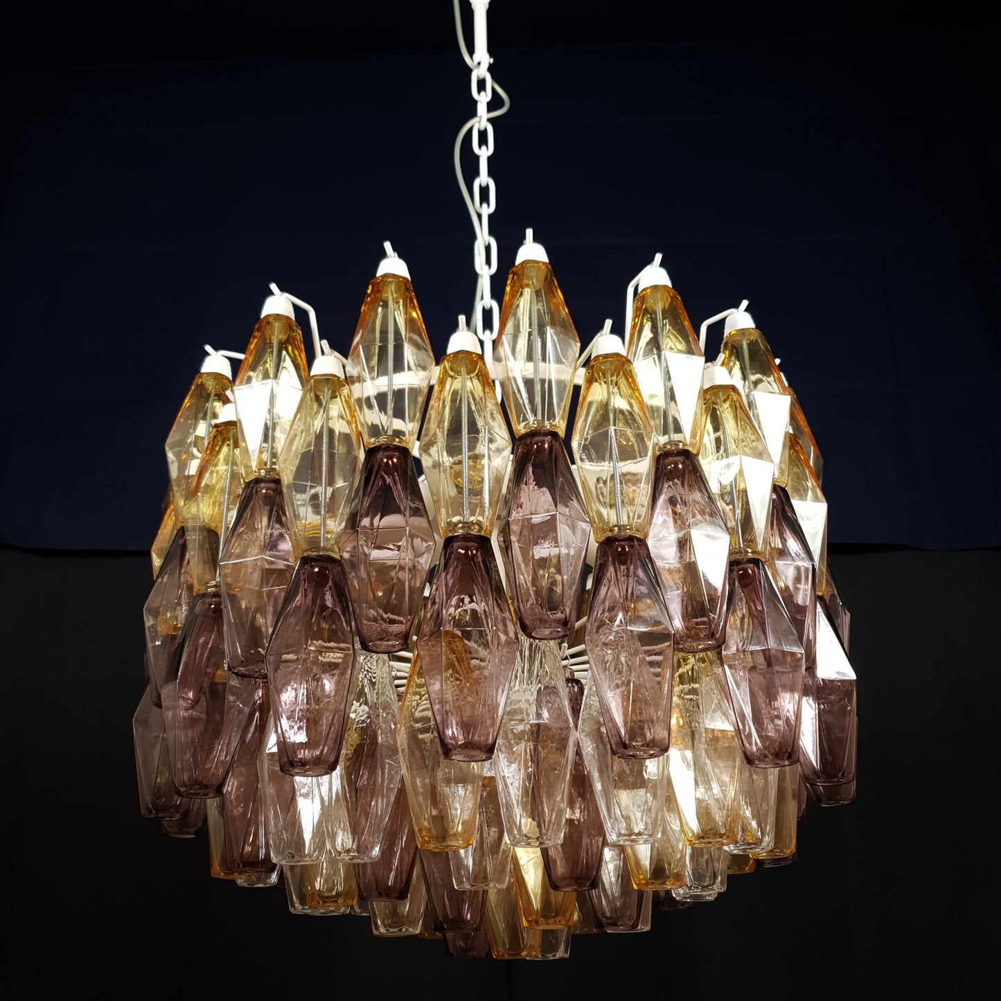 Lampadario a poliedri di Murano. Vetri poliedri di Murano fatti a mano colore ambra e magenta. Designed and made in Venice,Italy.