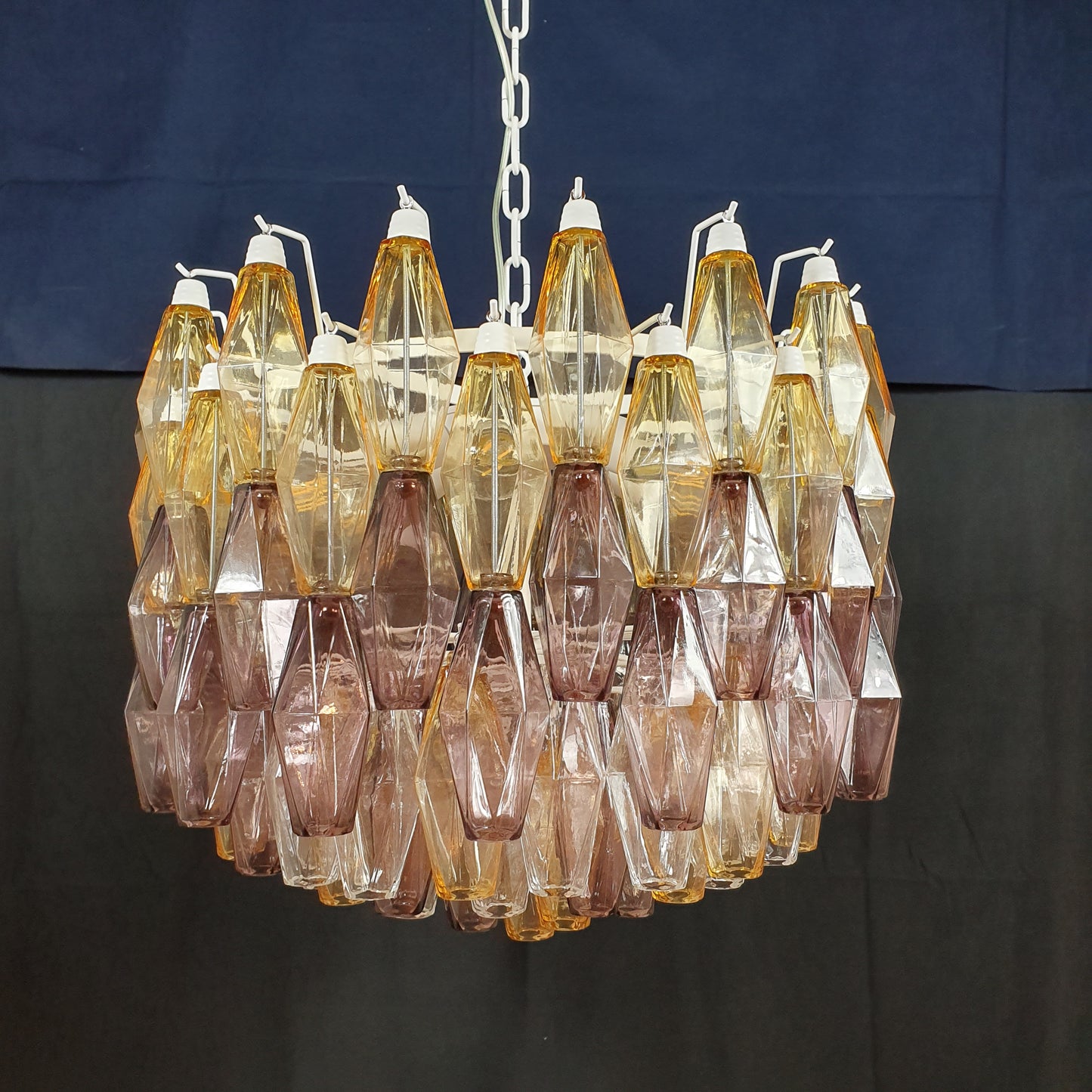 Lampadario a poliedri di Murano. Vetri poliedri di Murano fatti a mano colore ambra e magenta. Designed and made in Venice,Italy.