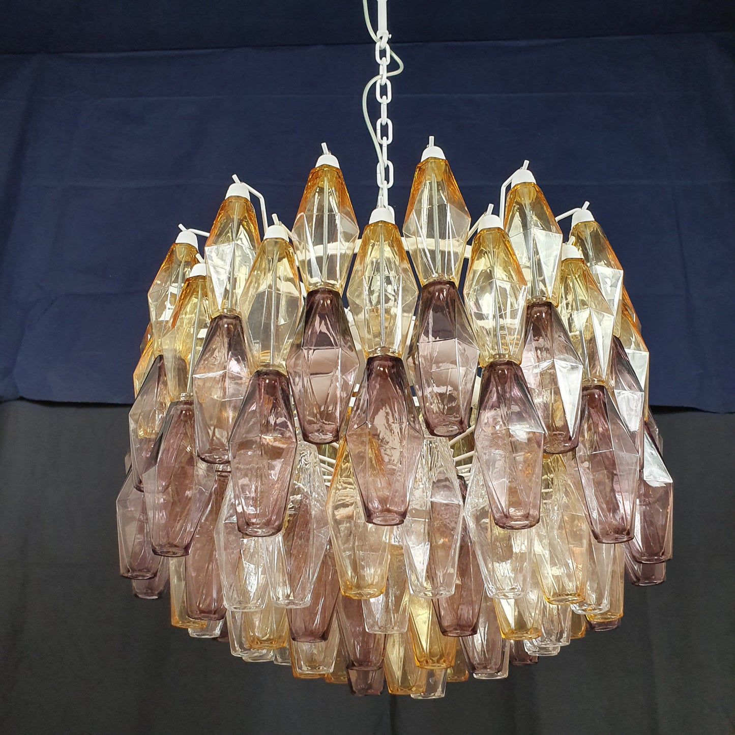 Lampadario a poliedri di Murano. Vetri poliedri di Murano fatti a mano colore ambra e magenta. Designed and made in Venice,Italy.