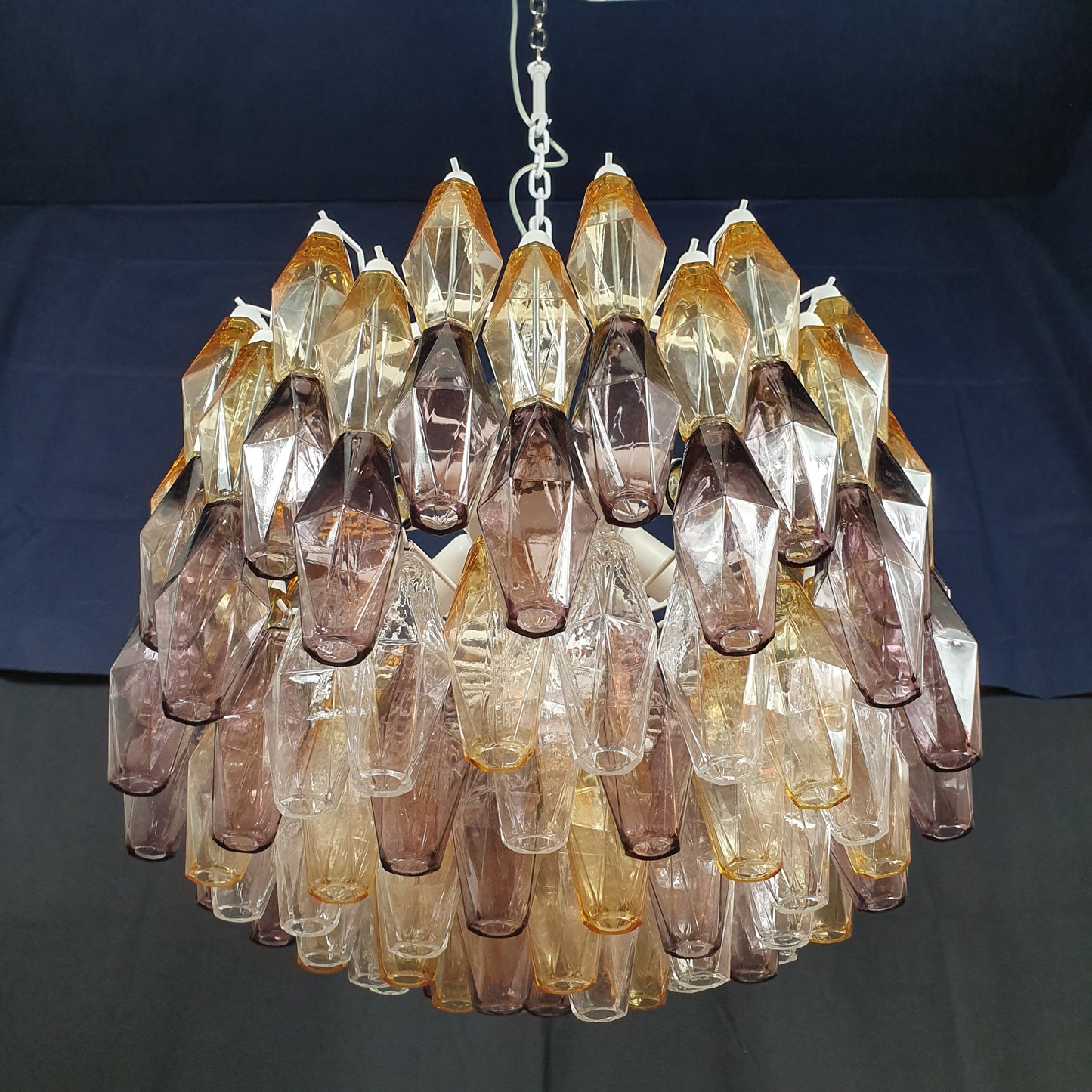 Lampadario a poliedri di Murano. Vetri poliedri di Murano fatti a mano colore ambra e magenta. Designed and made in Venice,Italy.
