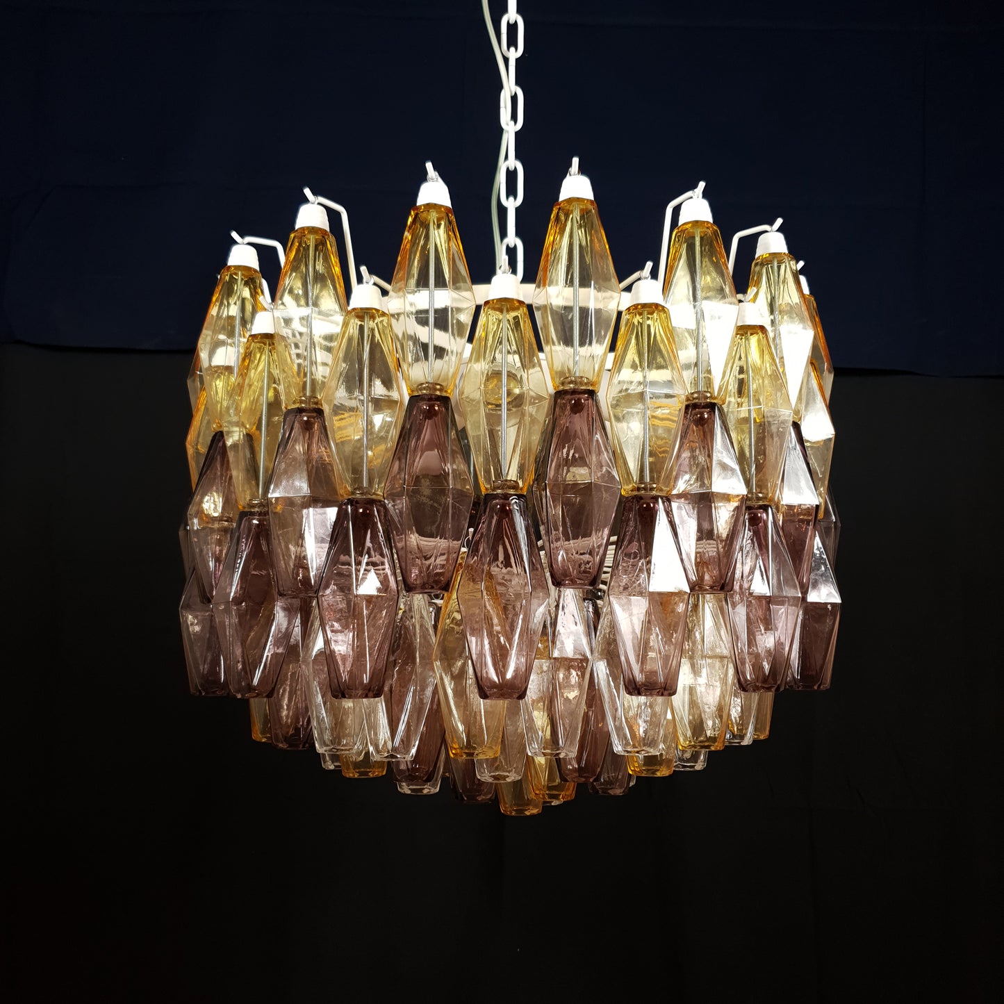 Lampadario a poliedri di Murano. Vetri poliedri di Murano fatti a mano colore ambra e magenta. Designed and made in Venice,Italy.