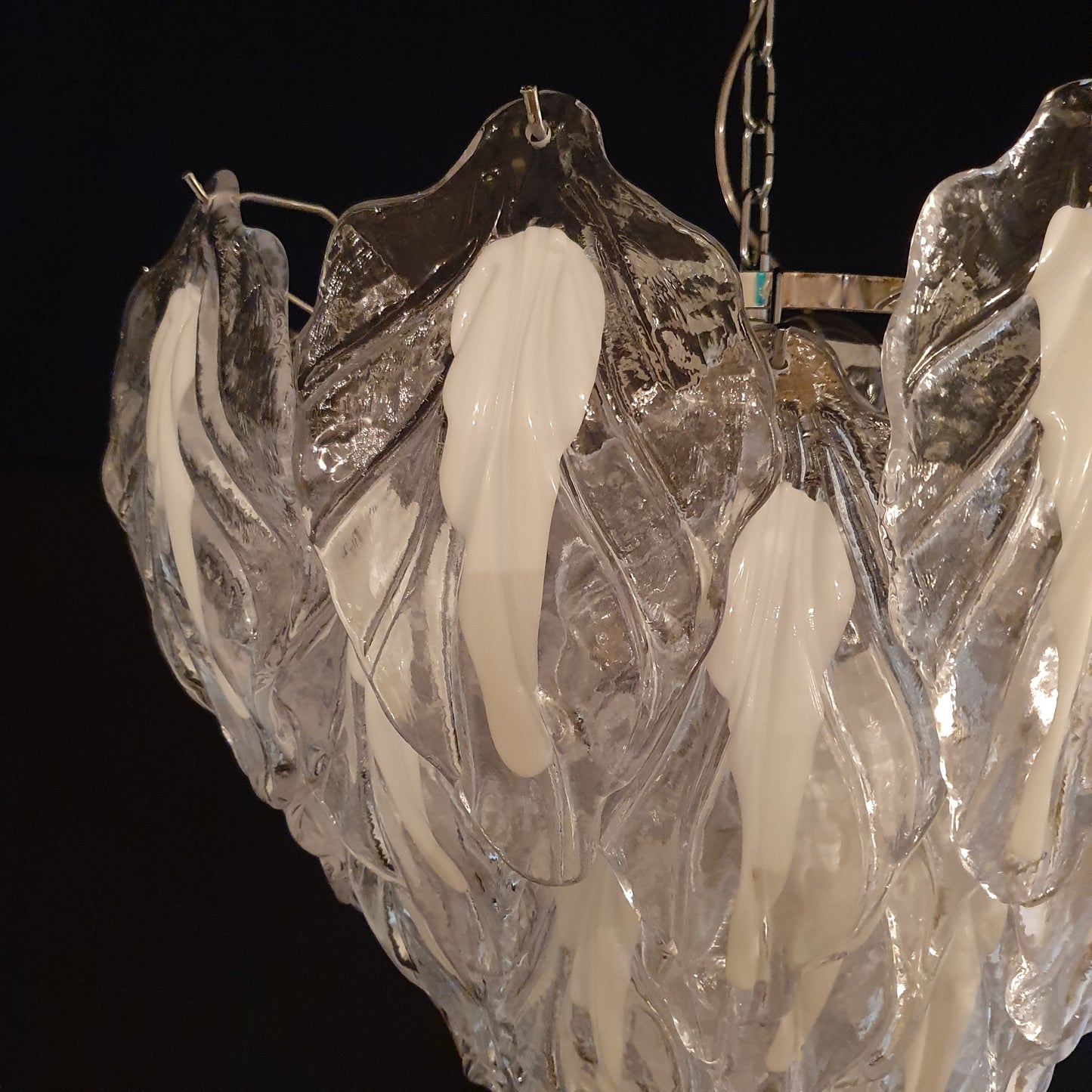 Lampadario Vintage Murano, stile Mazzega,anni '80. Con  vetro di Murano foglia cristallo con anima bianca. Designed and Made in Venice Italy