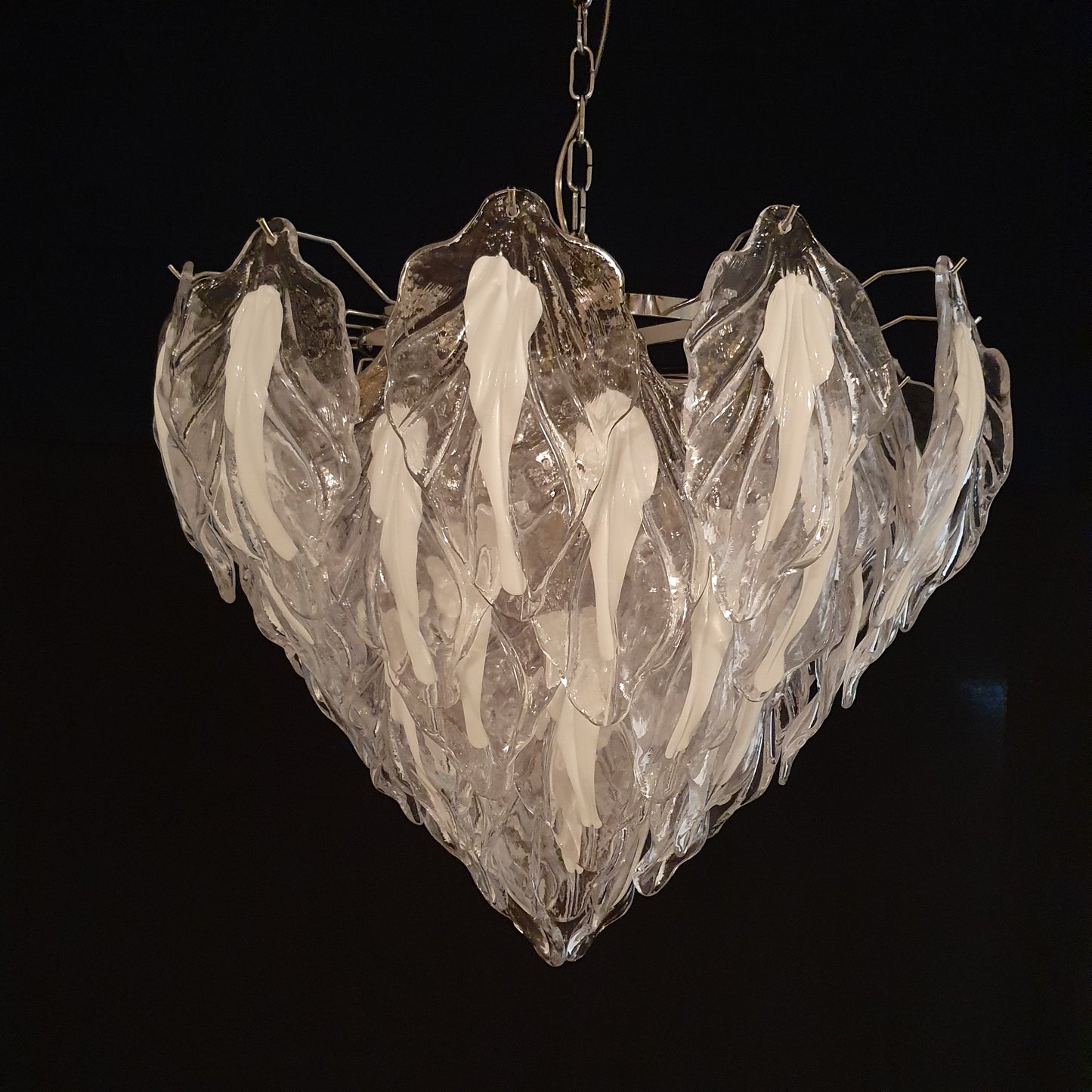 Lampadario Vintage Murano, stile Mazzega,anni '80. Con  vetro di Murano foglia cristallo con anima bianca. Designed and Made in Venice Italy