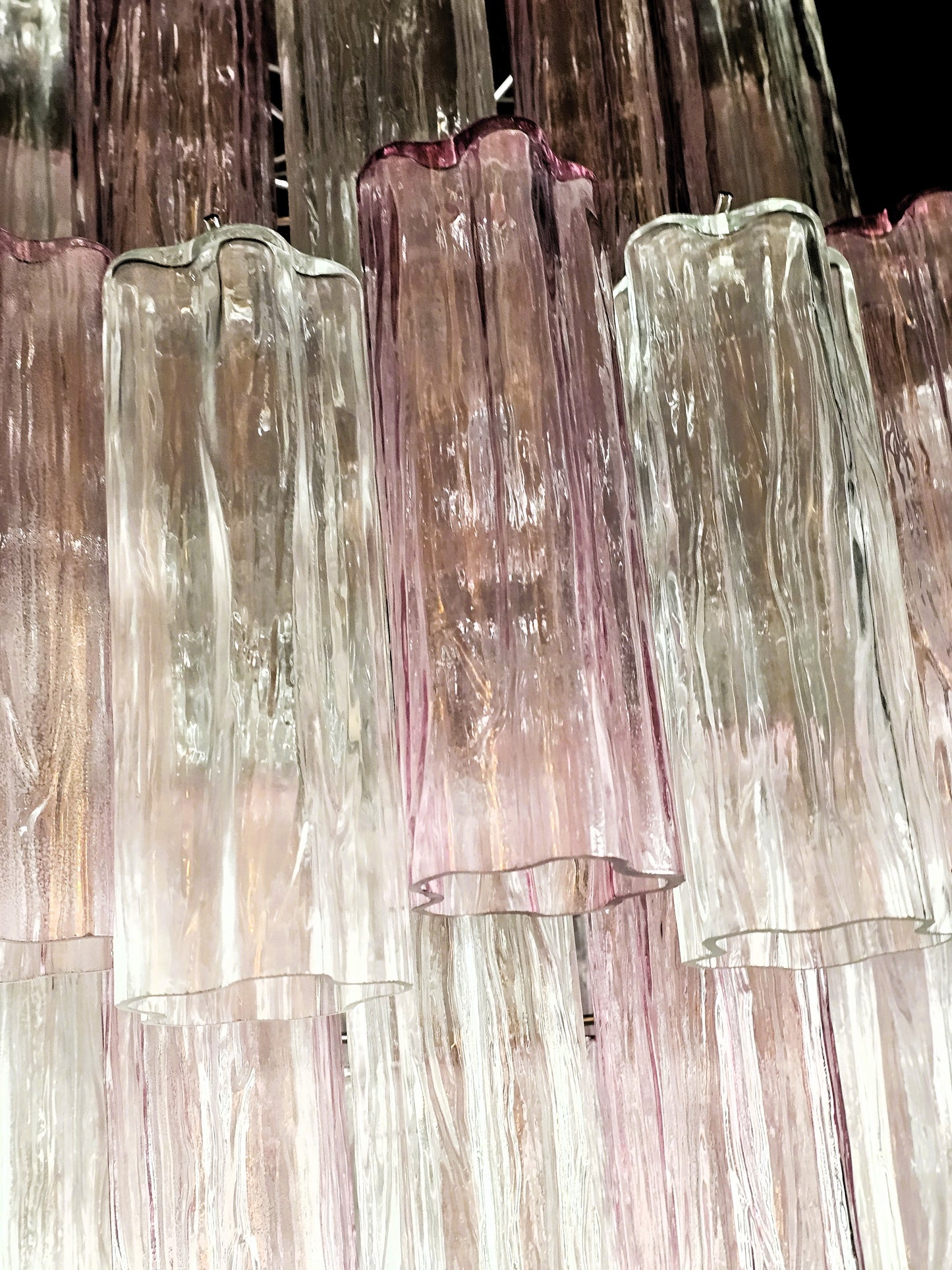 Lampadario artigianale di Murano con Vetri tronchi fatti a mano, ametista e cristallo. Designed and Made in Venice,Italy