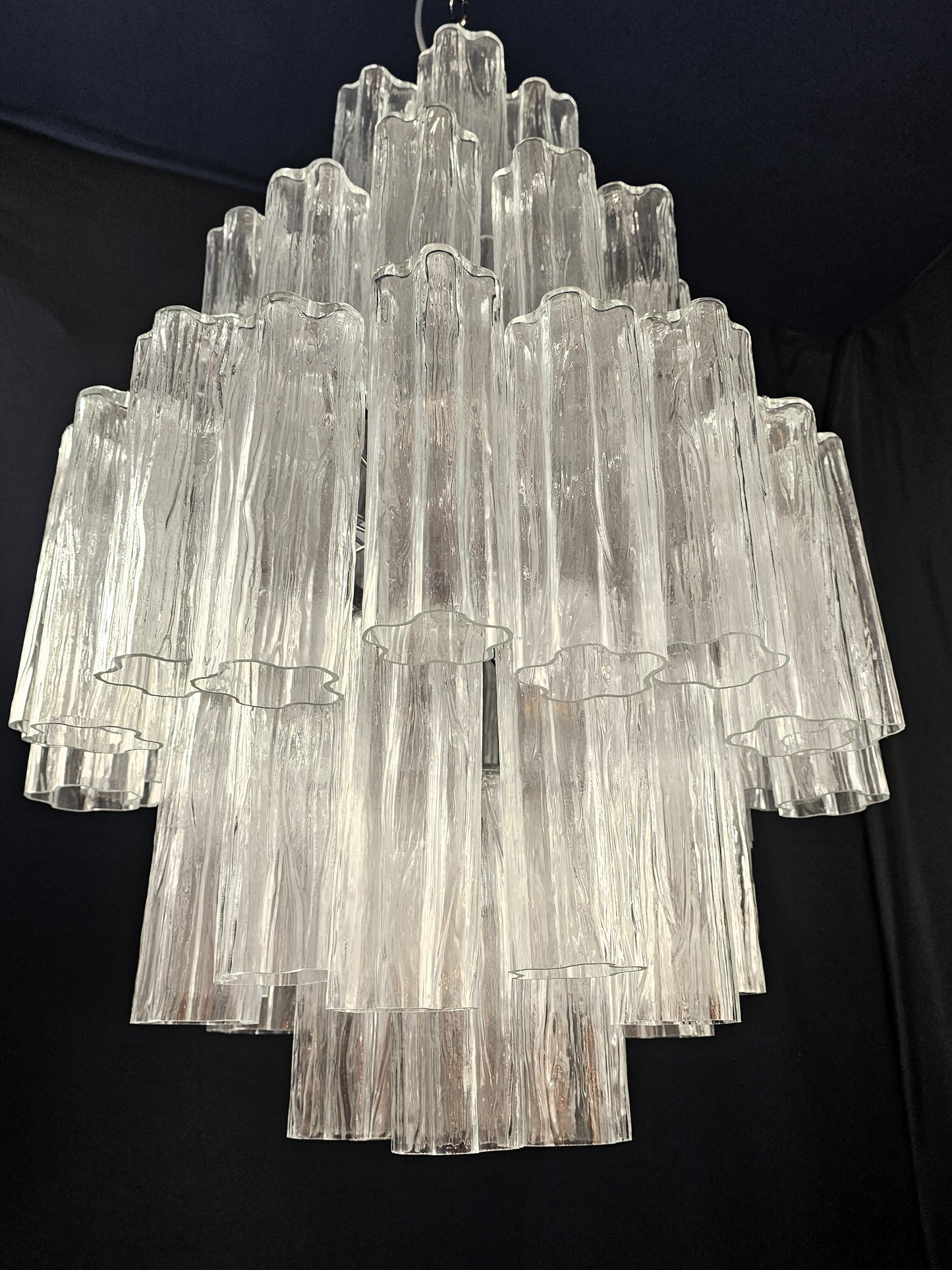 Lampadario artigianale di Murano, con Vetri tronchi di cristallo fatti a mano .Designed and Made in Murano, Italy