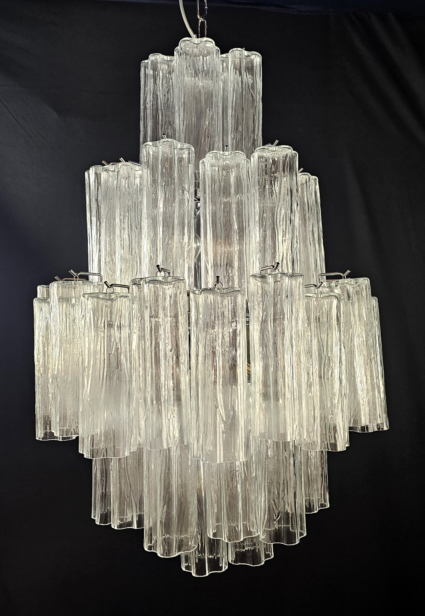 Lampadario artigianale di Murano, con Vetri tronchi di cristallo fatti a mano .Designed and Made in Murano, Italy