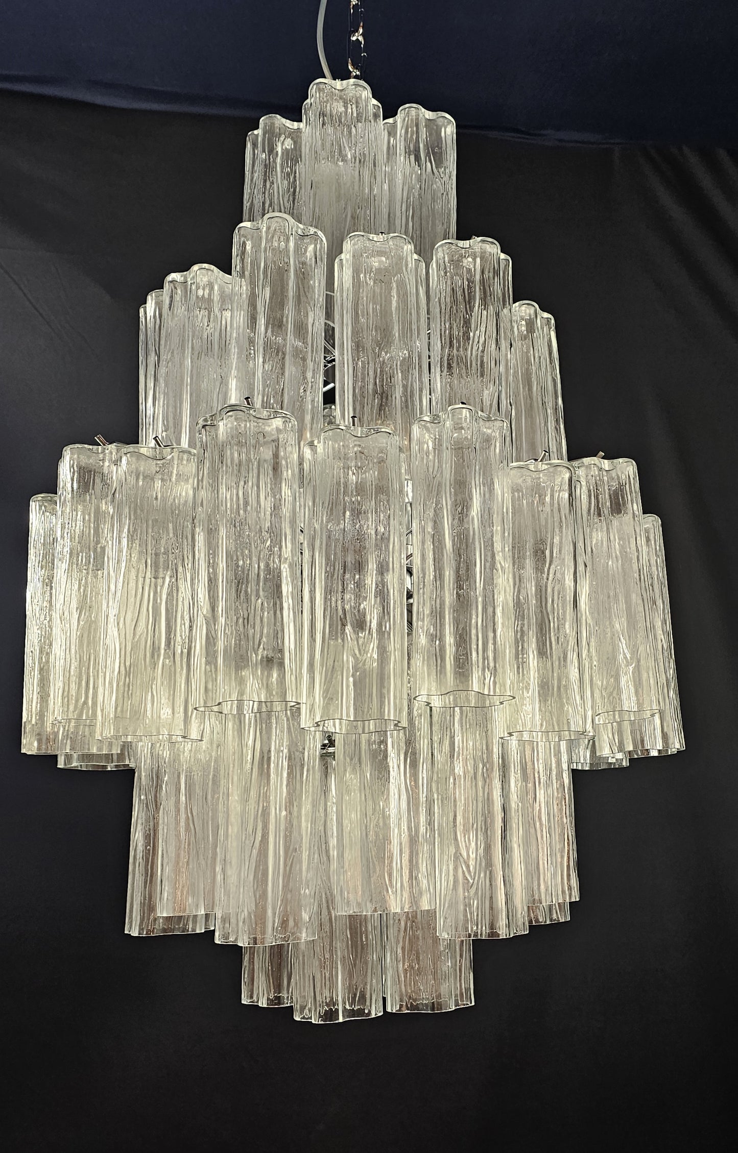 Lampadario artigianale di Murano, con Vetri tronchi di cristallo fatti a mano .Designed and Made in Murano, Italy
