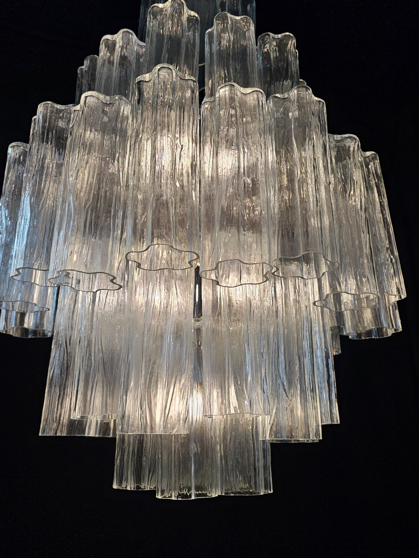 Lampadario artigianale di Murano, con Vetri tronchi di cristallo fatti a mano .Designed and Made in Murano, Italy