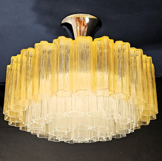 Lampadario rotondo di Murano, con vetri tronchi fatti a mano, colore ambra e cristallo. Made in Murano, Italia