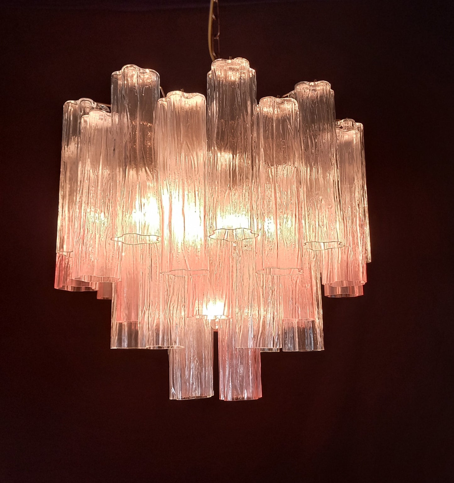 Lampadario di Murano con Vetri di Murano tronchi in cristallo sfumato rosa. Designed and Made in Venice, Italy