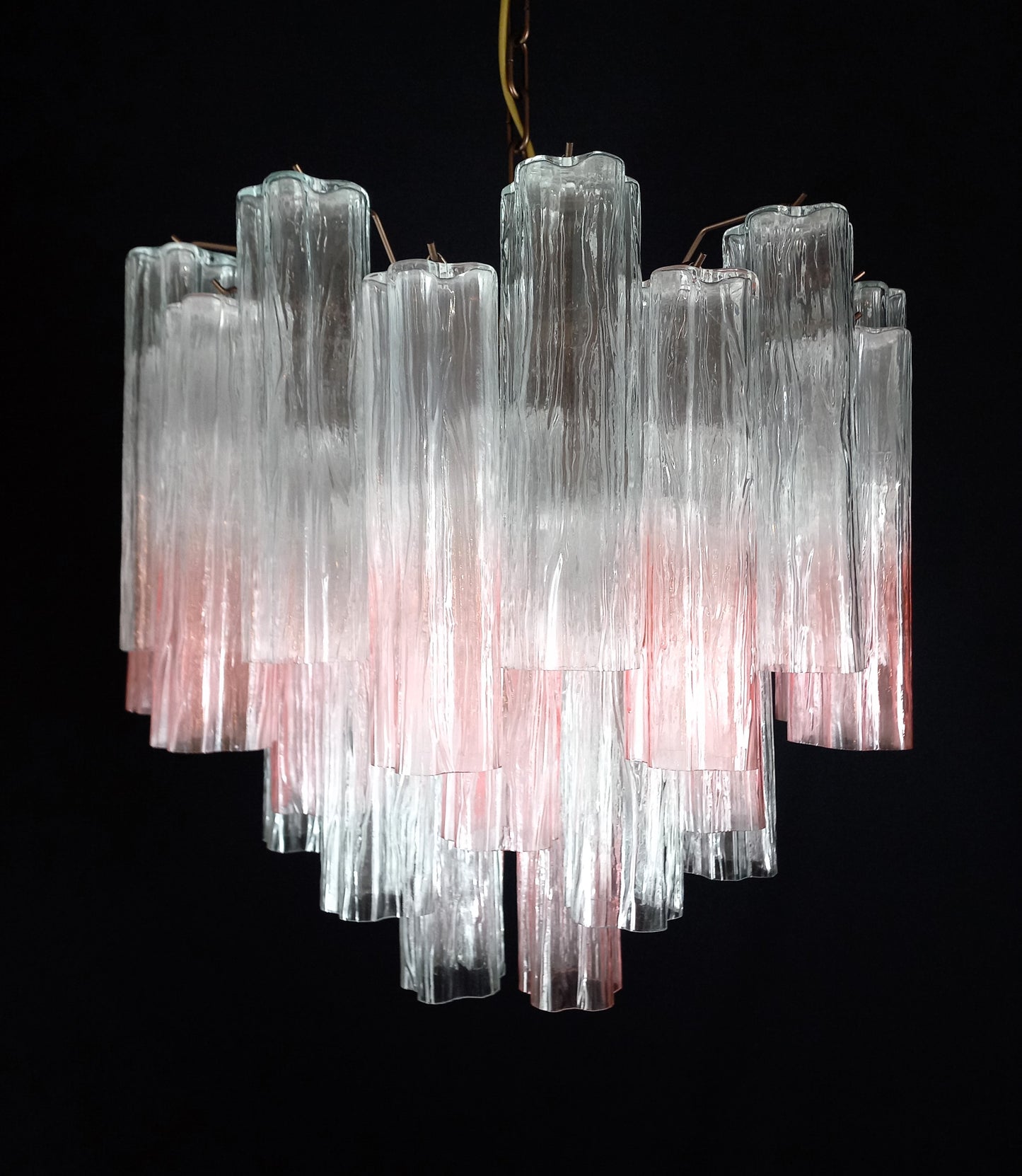 Lampadario di Murano con Vetri di Murano tronchi in cristallo sfumato rosa. Designed and Made in Venice, Italy