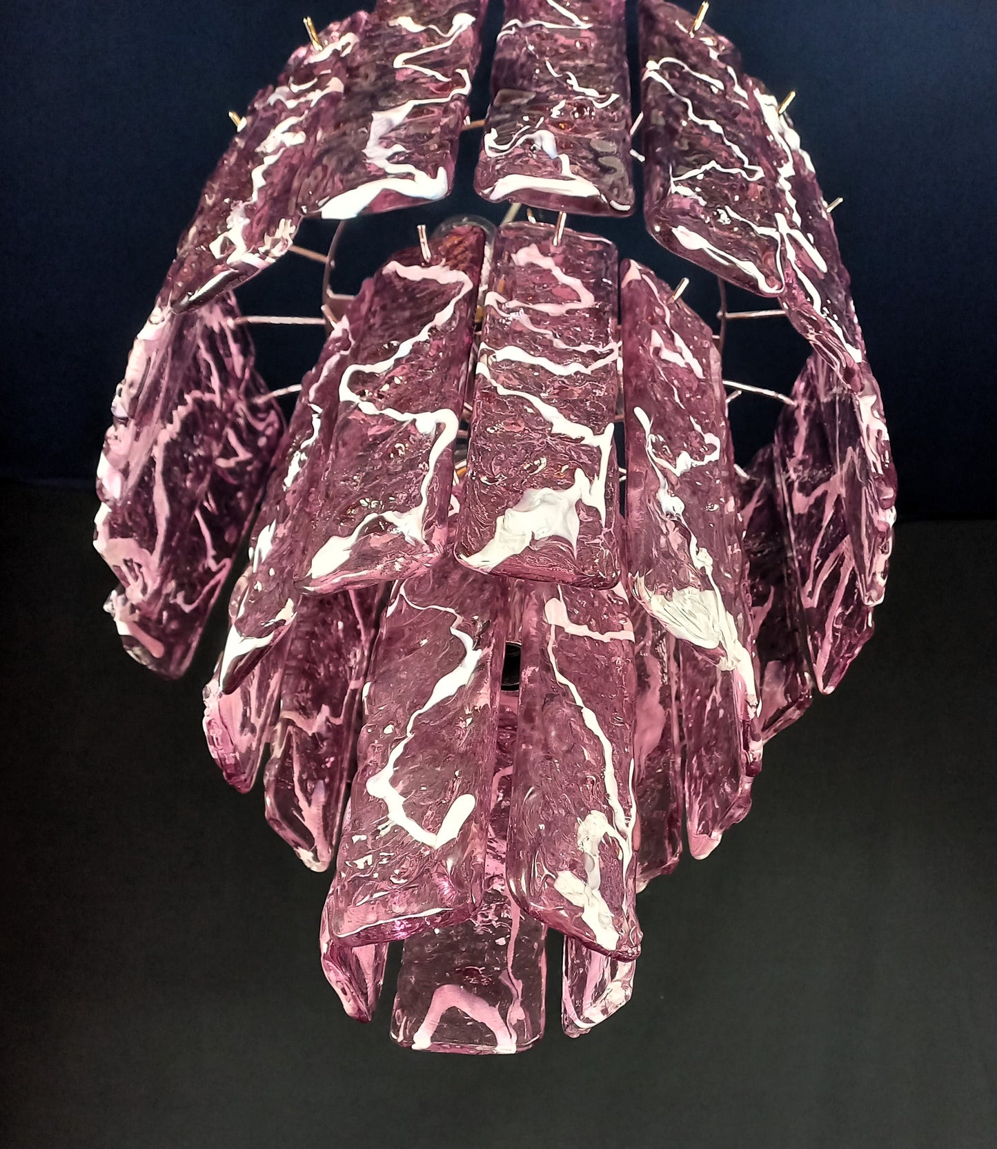 Lampadario art dèco Murano stile Murrina con Vetri di Murano listelli martellato, fatti a mano, cristallo ametista bianca. Designed and made in Murano, Italy.
