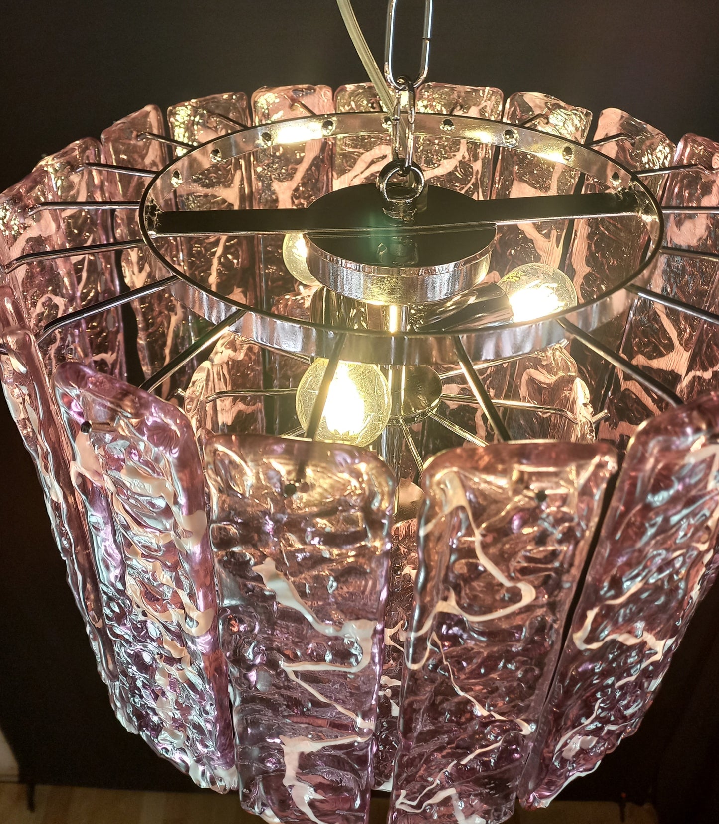 Lampadario art dèco Murano stile Murrina con Vetri di Murano listelli martellato, fatti a mano, cristallo ametista bianca. Designed and made in Murano, Italy.