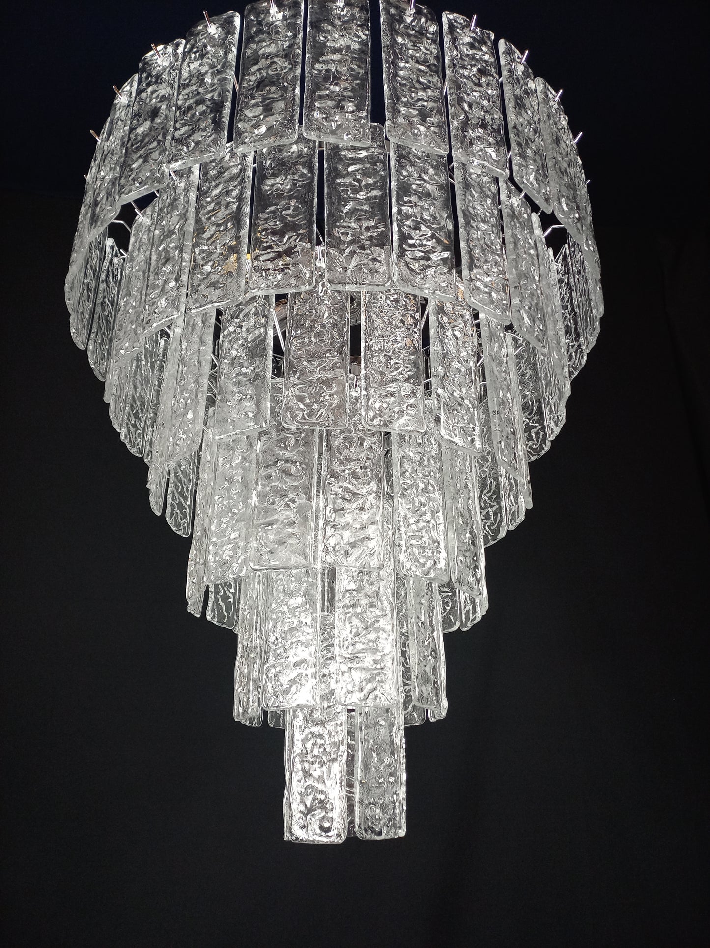 Lampadario artigianale di Murano, con Vetri listelli di Murano fatti a mano, in cristallo con trama martellata. Designed and made in Venice, Italy.