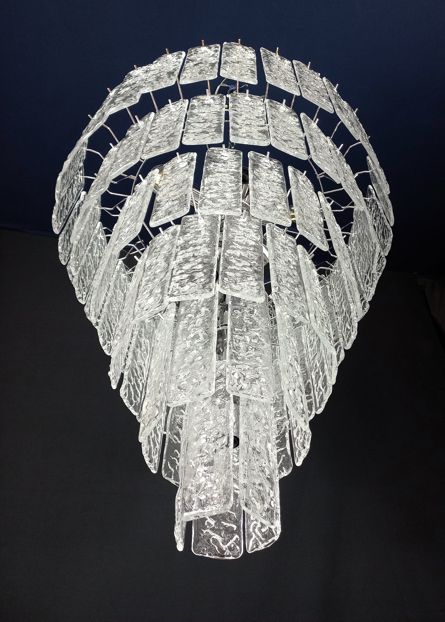 Lampadario artigianale di Murano, con Vetri listelli di Murano fatti a mano, in cristallo con trama martellata. Designed and made in Venice, Italy.