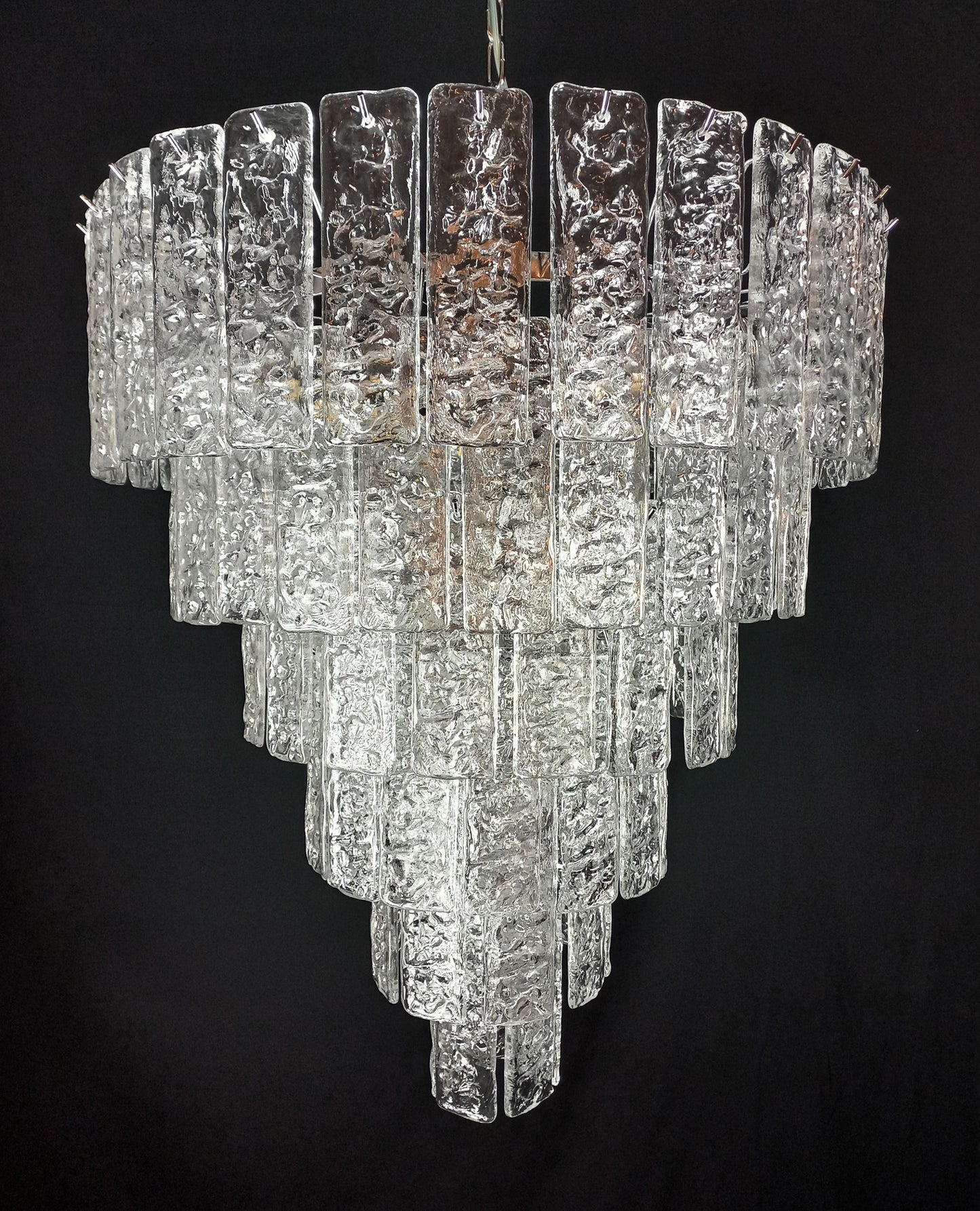 Lampadario artigianale di Murano, con Vetri listelli di Murano fatti a mano, in cristallo con trama martellata. Designed and made in Venice, Italy.