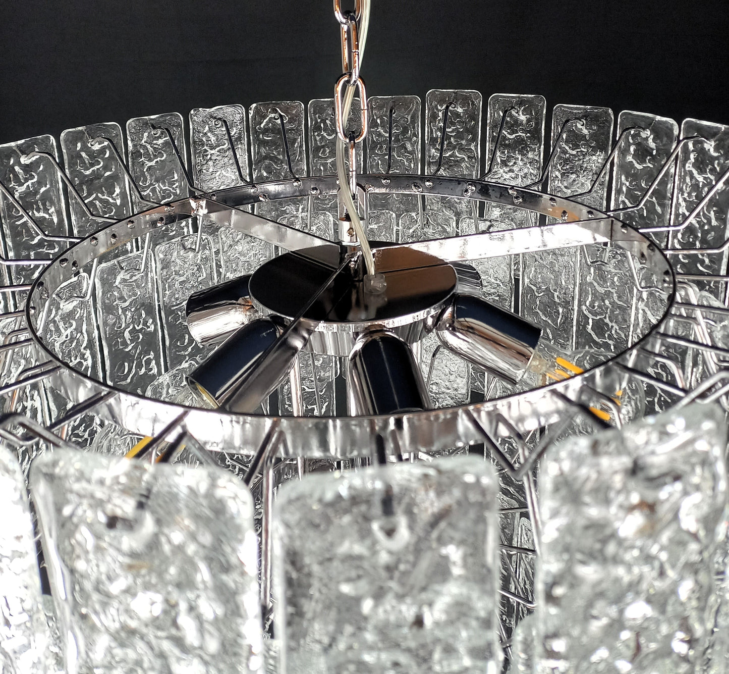 Lampadario artigianale di Murano, con Vetri listelli di Murano fatti a mano, in cristallo con trama martellata. Designed and made in Venice, Italy.