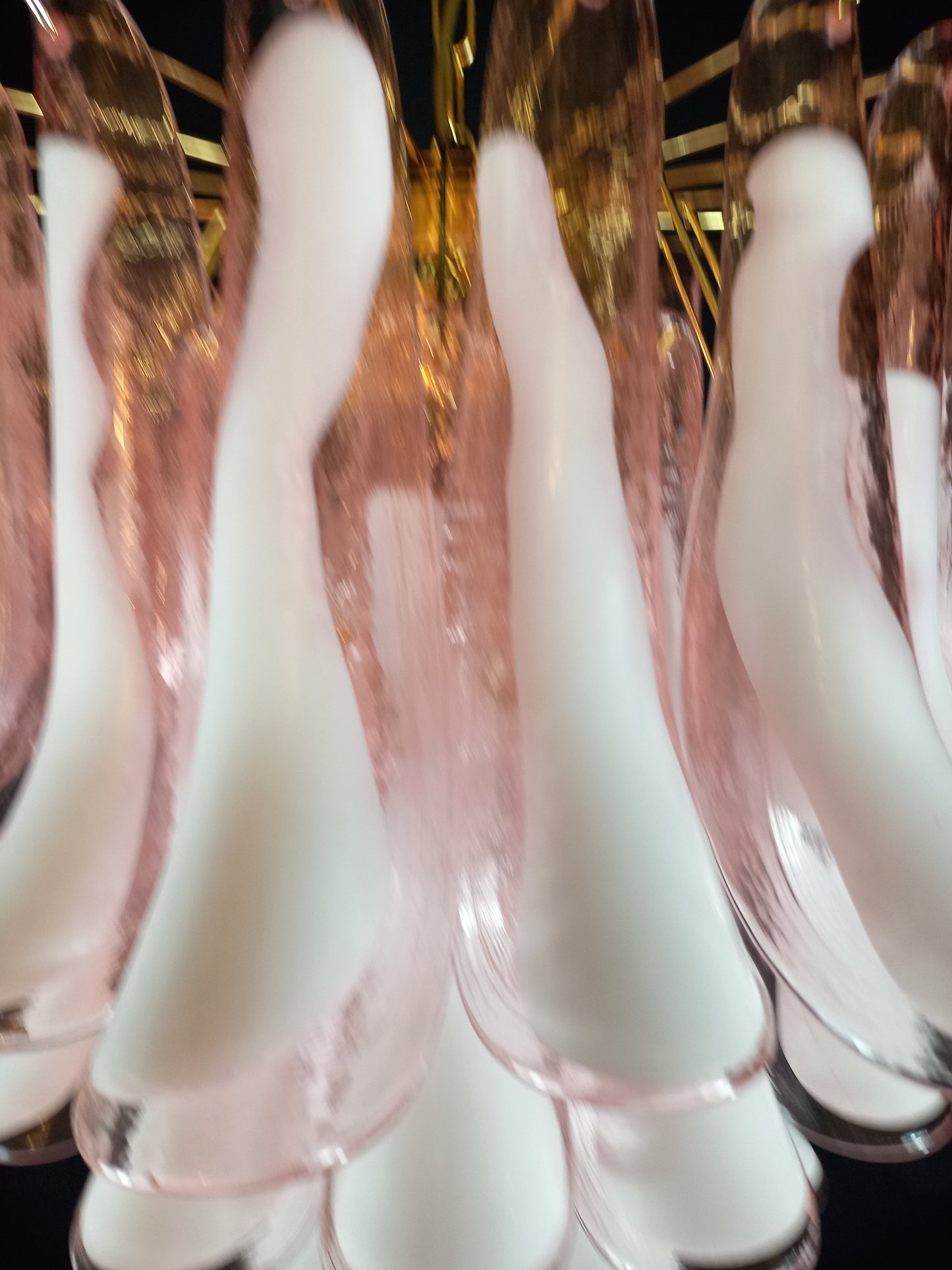 Lampadario Vintage Murano, stile Mazzega, anni'80. Vetri di Murano petali rosa con anima bianca. Designed and Made in Venice, Italy.