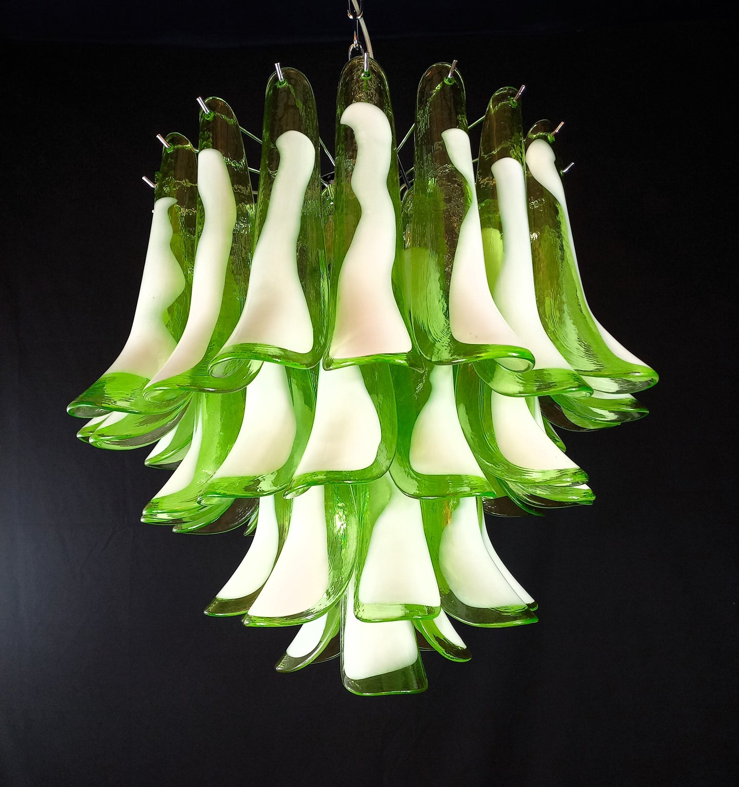 Lampadario Vintage Murano, stile Mazzega, anni'80. Vetri di Murano petali verde con anima bianca. Designed and Made in Venice, Italy.