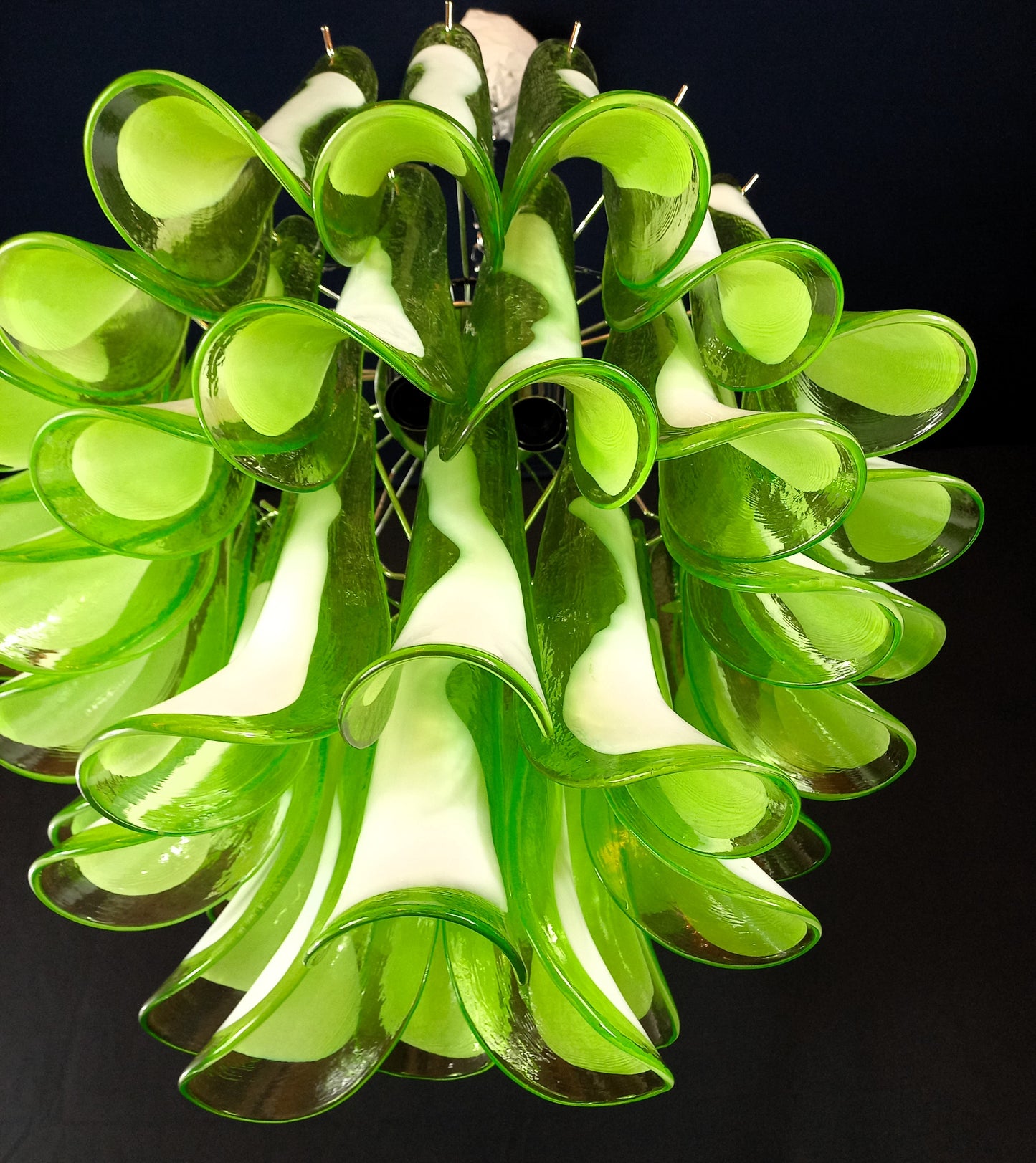 Lampadario Vintage Murano, stile Mazzega, anni'80. Vetri di Murano petali verde con anima bianca. Designed and Made in Venice, Italy.