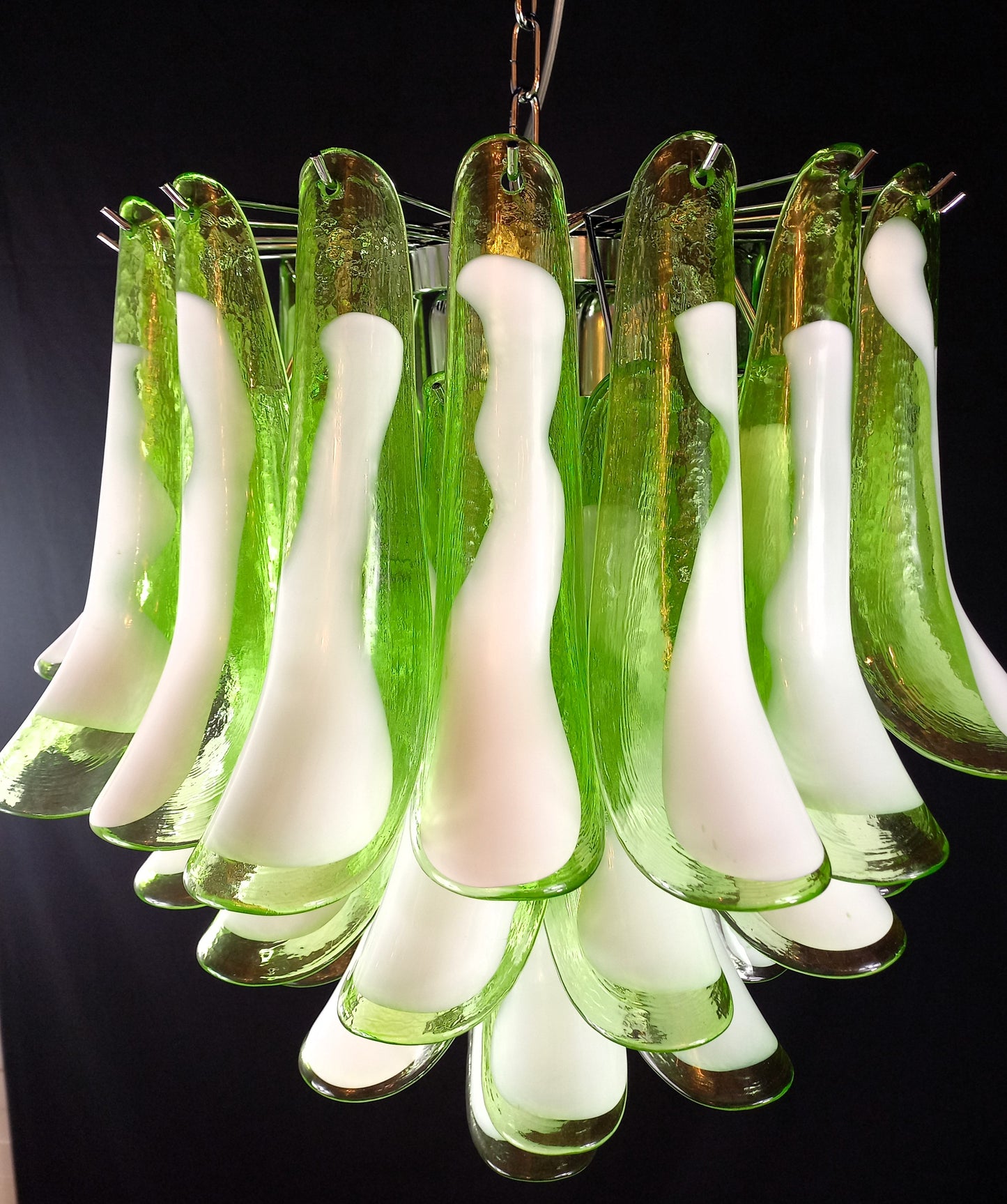 Lampadario Vintage Murano, stile Mazzega, anni'80. Vetri di Murano petali verde con anima bianca. Designed and Made in Venice, Italy.