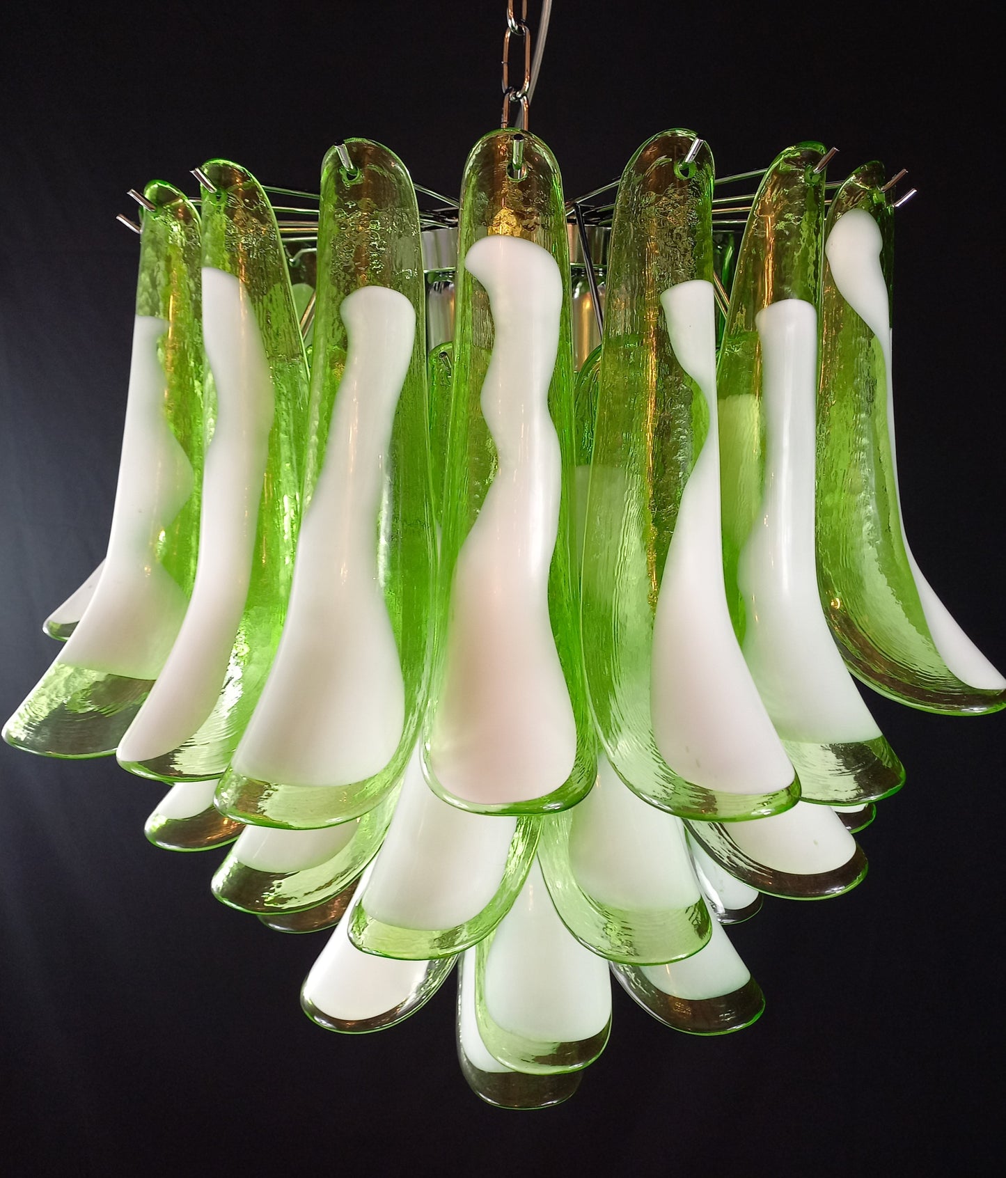 Lampadario Vintage Murano, stile Mazzega, anni'80. Vetri di Murano petali verde con anima bianca. Designed and Made in Venice, Italy.