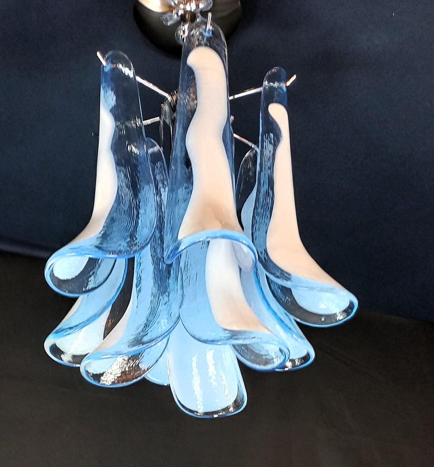 Plafoniera lampadario Vintage Murano, stile Mazzega, anni'80. Vetri di Murano petali blu chiaro con anima bianca. Designed and Made in Italy.
