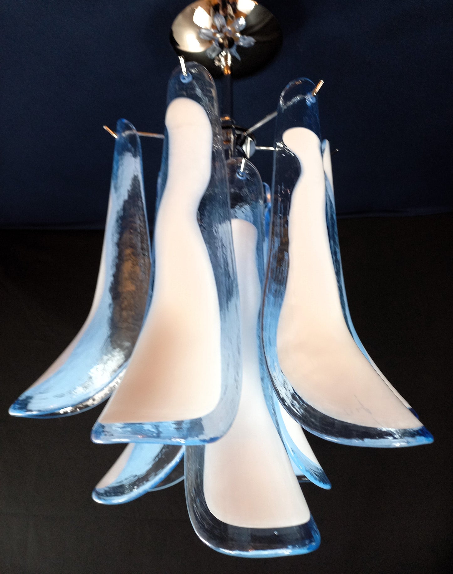 Plafoniera lampadario Vintage Murano, stile Mazzega, anni'80. Vetri di Murano petali blu chiaro con anima bianca. Designed and Made in Italy.