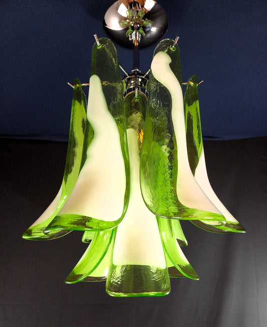 Plafoniera lampadario Vintage Murano, stile Mazzega, anni'80. Vetri di Murano petali verde con anima bianca. Designed and Made in Italy.