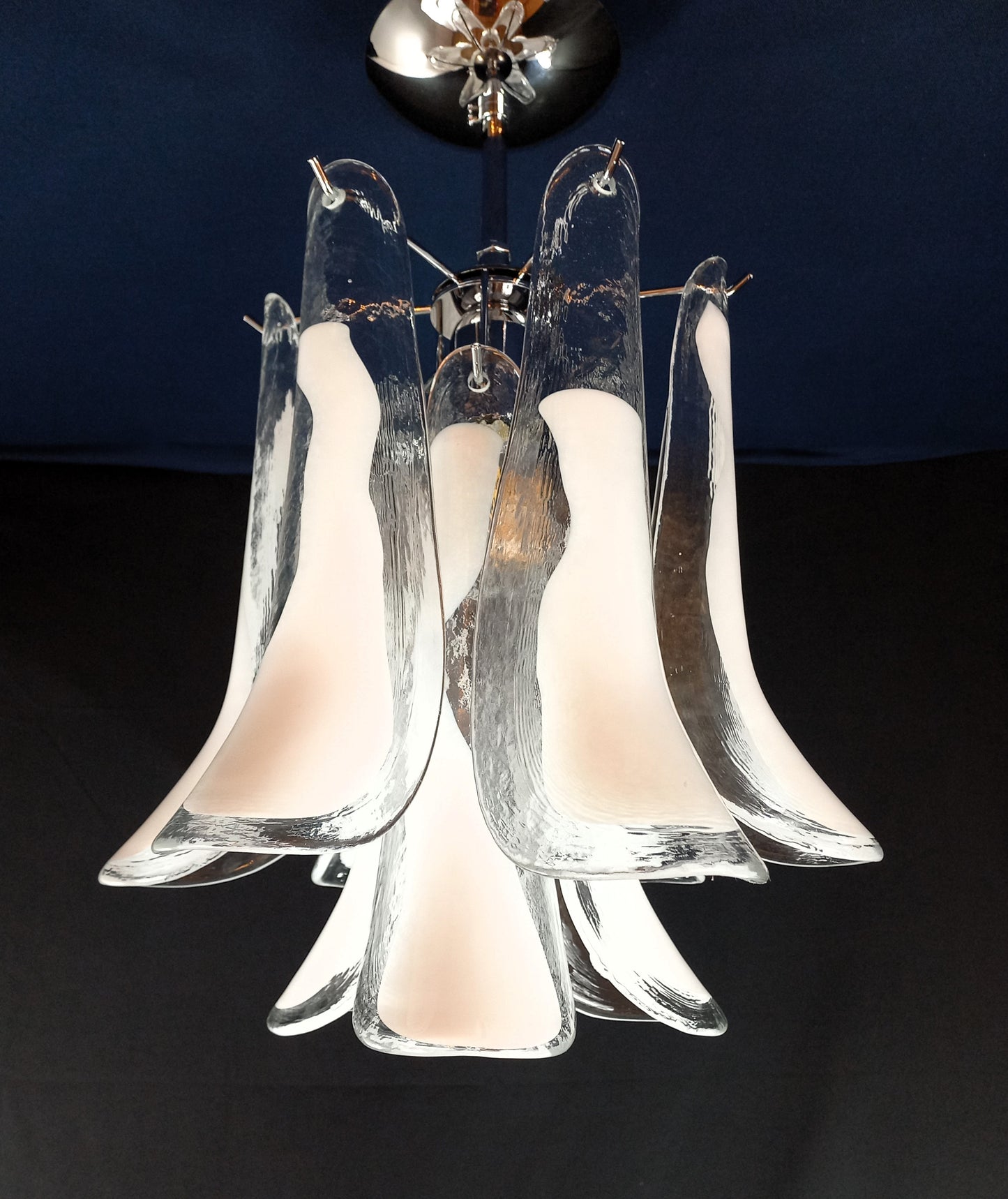 Plafoniera Lampadario a petali di Murano. Vetri di Murano fatti a mano, petali in cristallo con anima bianca. Designed and Made in Murano, Italy.