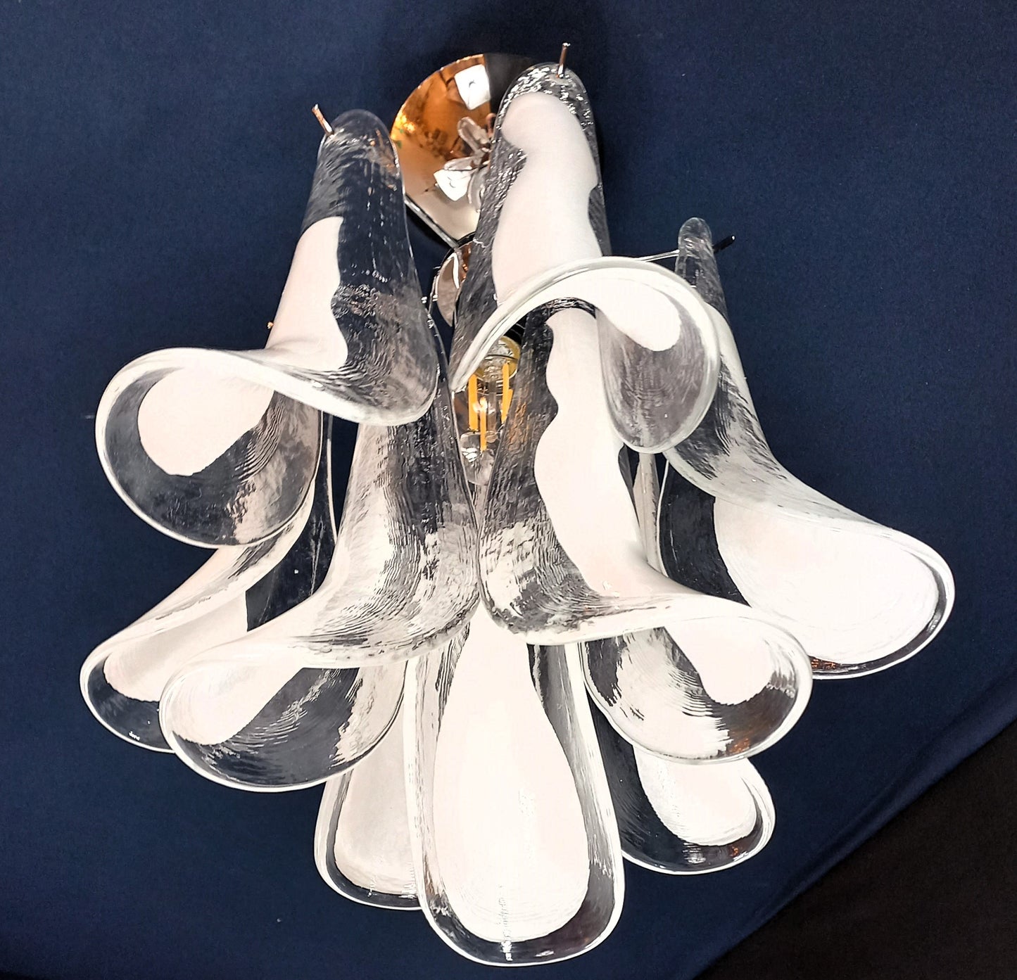 Plafoniera Lampadario a petali di Murano. Vetri di Murano fatti a mano, petali in cristallo con anima bianca. Designed and Made in Murano, Italy.