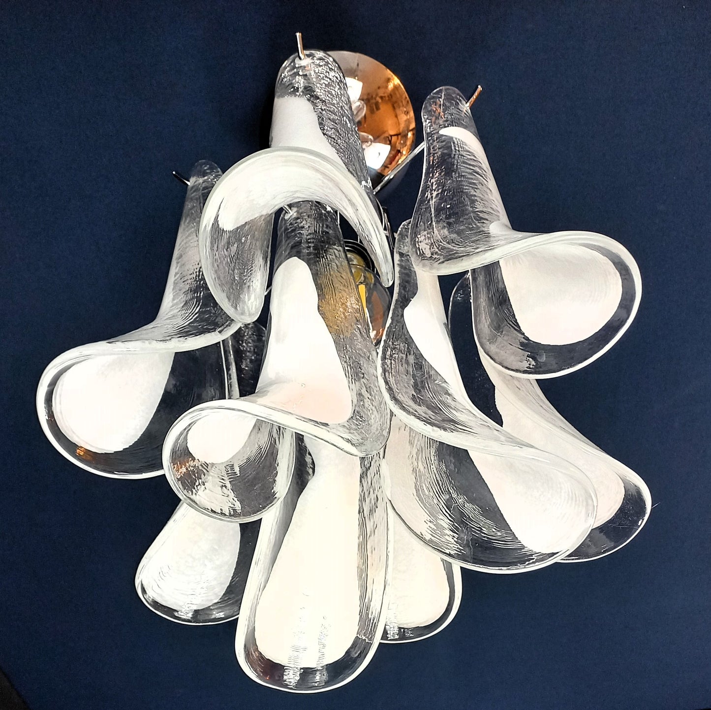 Plafoniera Lampadario a petali di Murano. Vetri di Murano fatti a mano, petali in cristallo con anima bianca. Designed and Made in Murano, Italy.