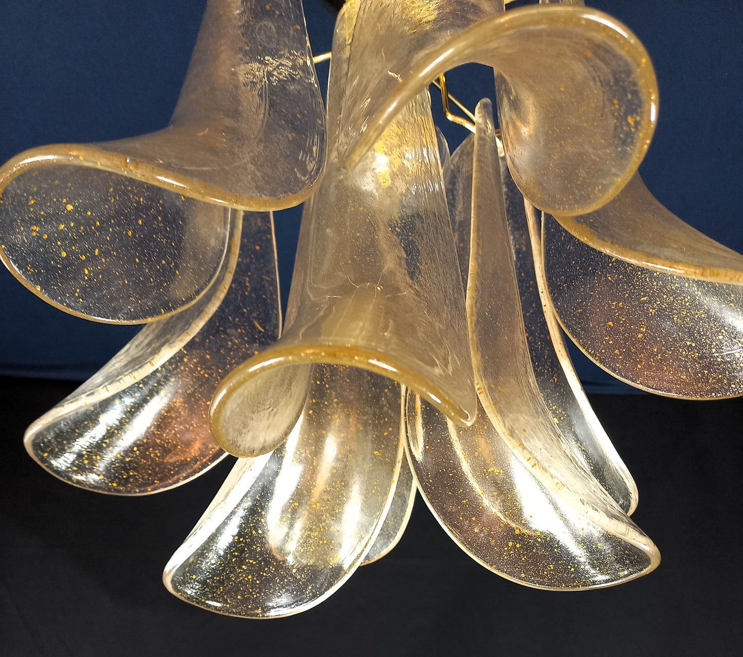 Plafoniera lampadario Vintage Murano, stile Mazzega, anni'80.Vetri petali di Murano fatti a mano in cristallo oro. Designed and made in Italy