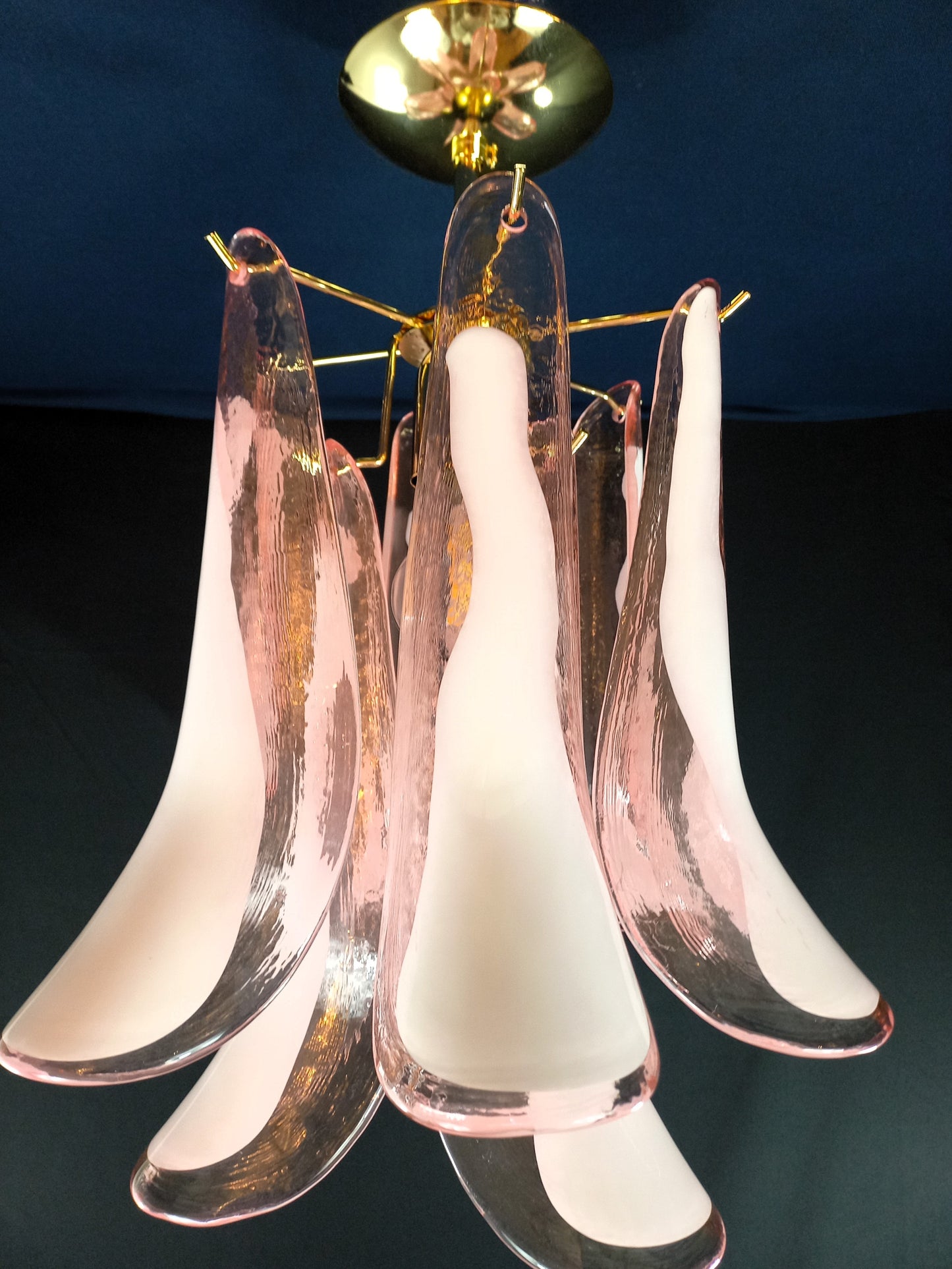 Plafoniera Lampada Vintage Murano, stile Mazzega, anni'80. Vetri di Murano petali rosa con anima bianca. Designed and Made in Venice, Italy.