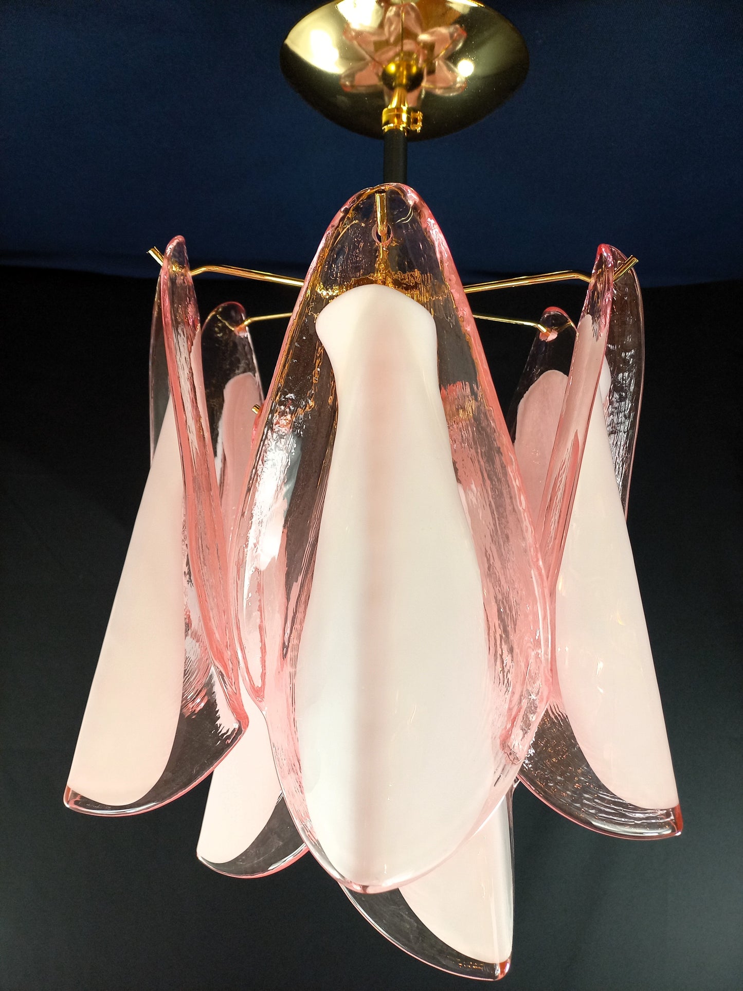 Plafoniera Lampada Vintage Murano,stile Mazzega, anni'70. Vetri di Murano in cristallo rondine rosa e anima bianca. Designed and Made in Italy