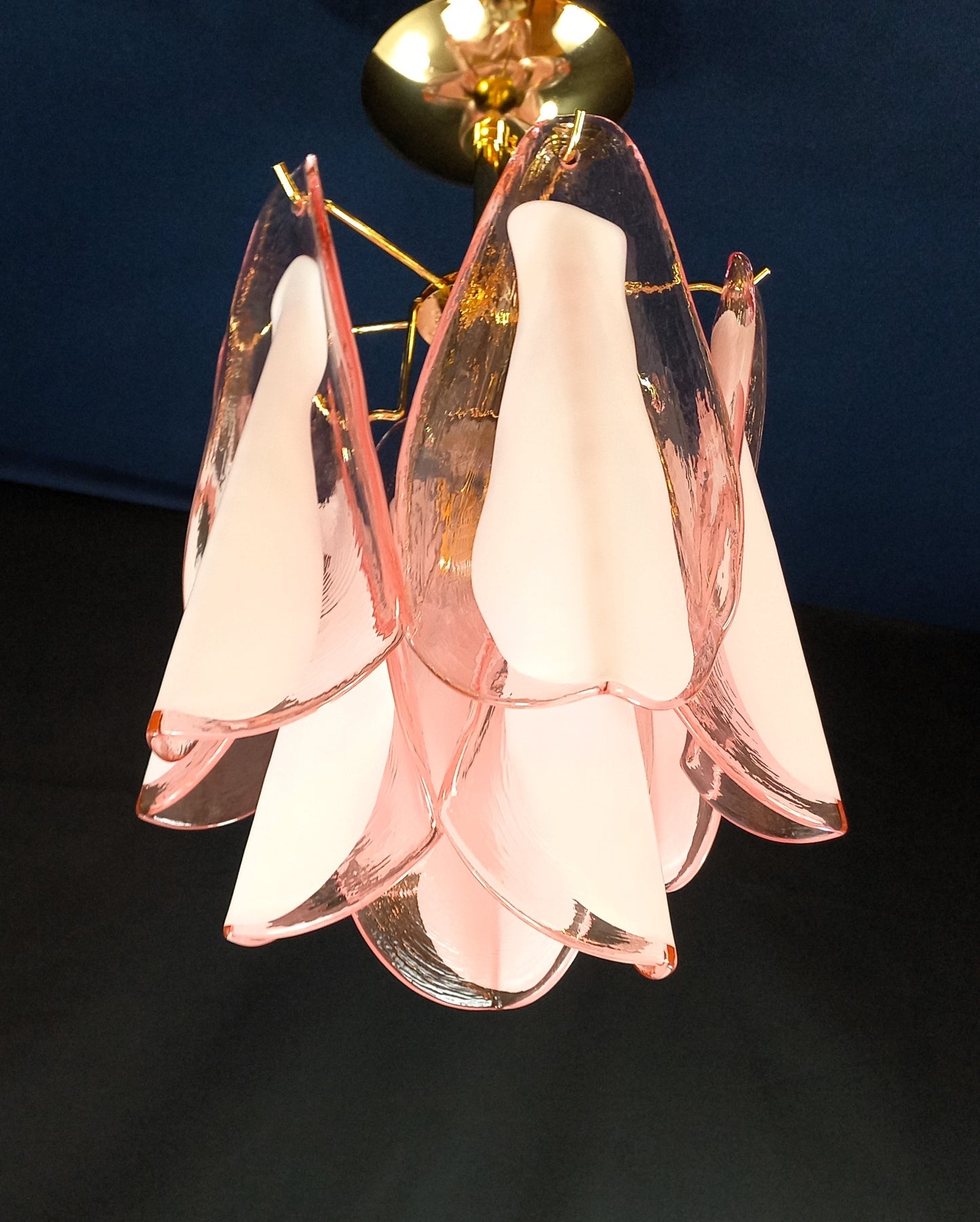 Plafoniera Lampada Vintage Murano,stile Mazzega, anni'70. Vetri di Murano in cristallo rondine rosa e anima bianca. Designed and Made in Italy