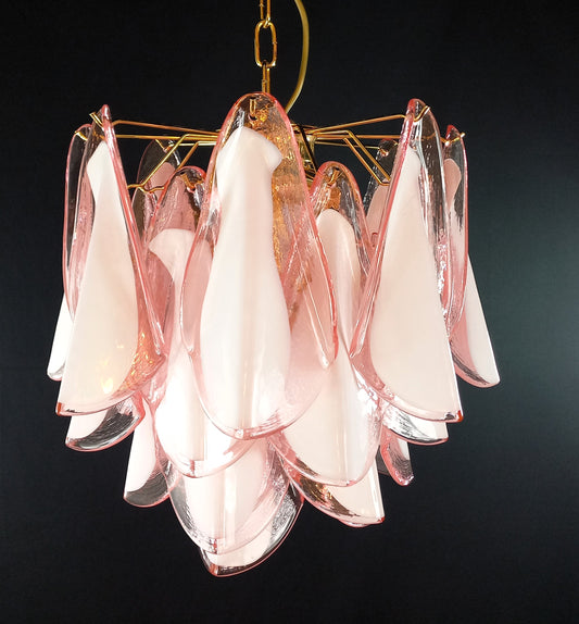 Lampadario di Murano con Vetri rondine di Murano fatti a mano in cristallo rosa e anima bianca. Designed and made in Venice, Italy.