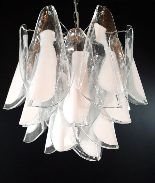 Lampadario di Murano con Vetri rondine di Murano in cristallo e bianco, fatti a mano. Designed and made in Venice Italy