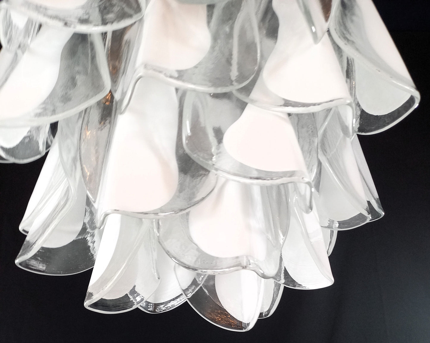 Lampadario di Murano con Vetri rondine di Murano in cristallo e bianco, fatti a mano. Designed and made in Venice Italy